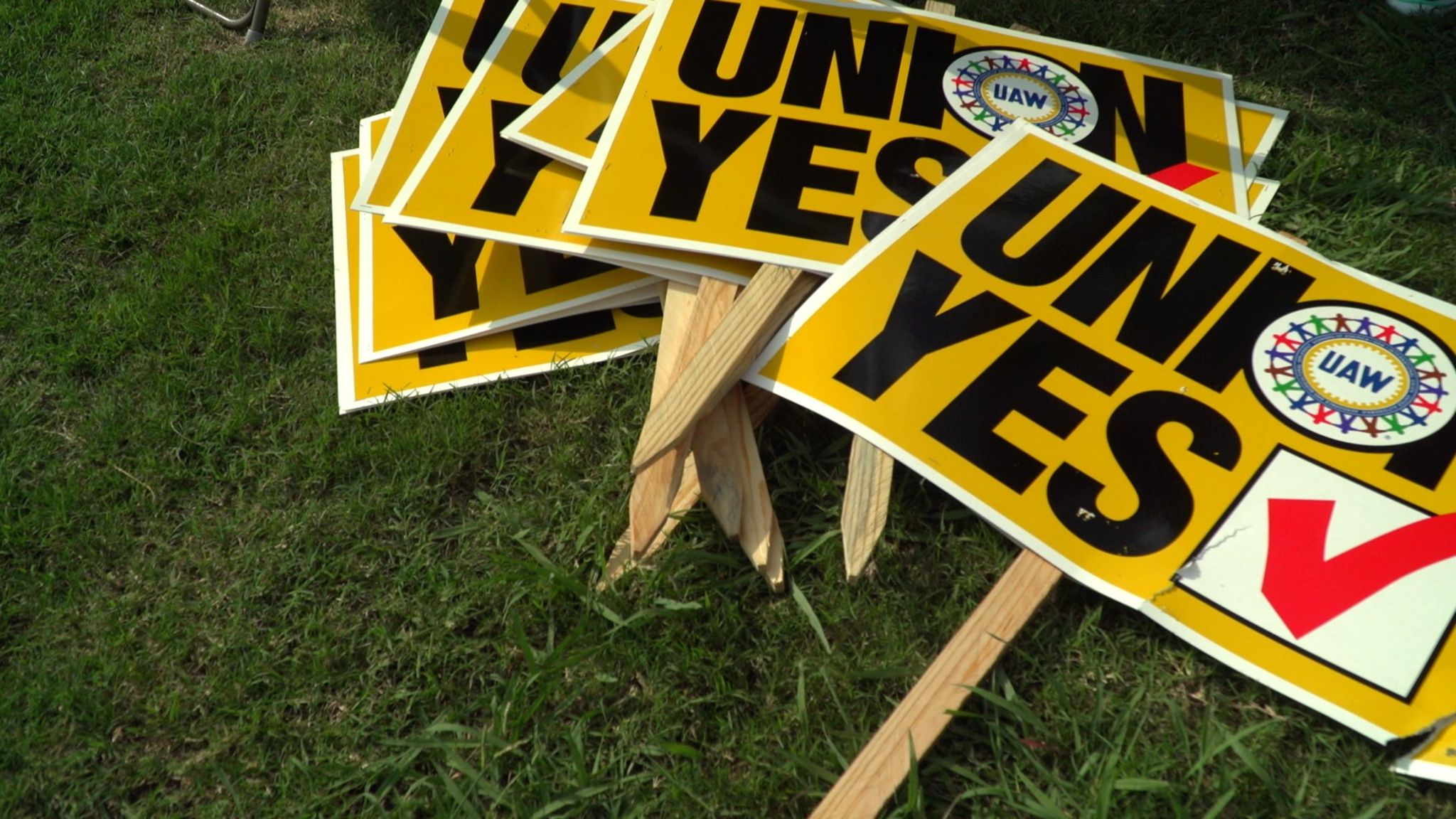 Union vote yes placards