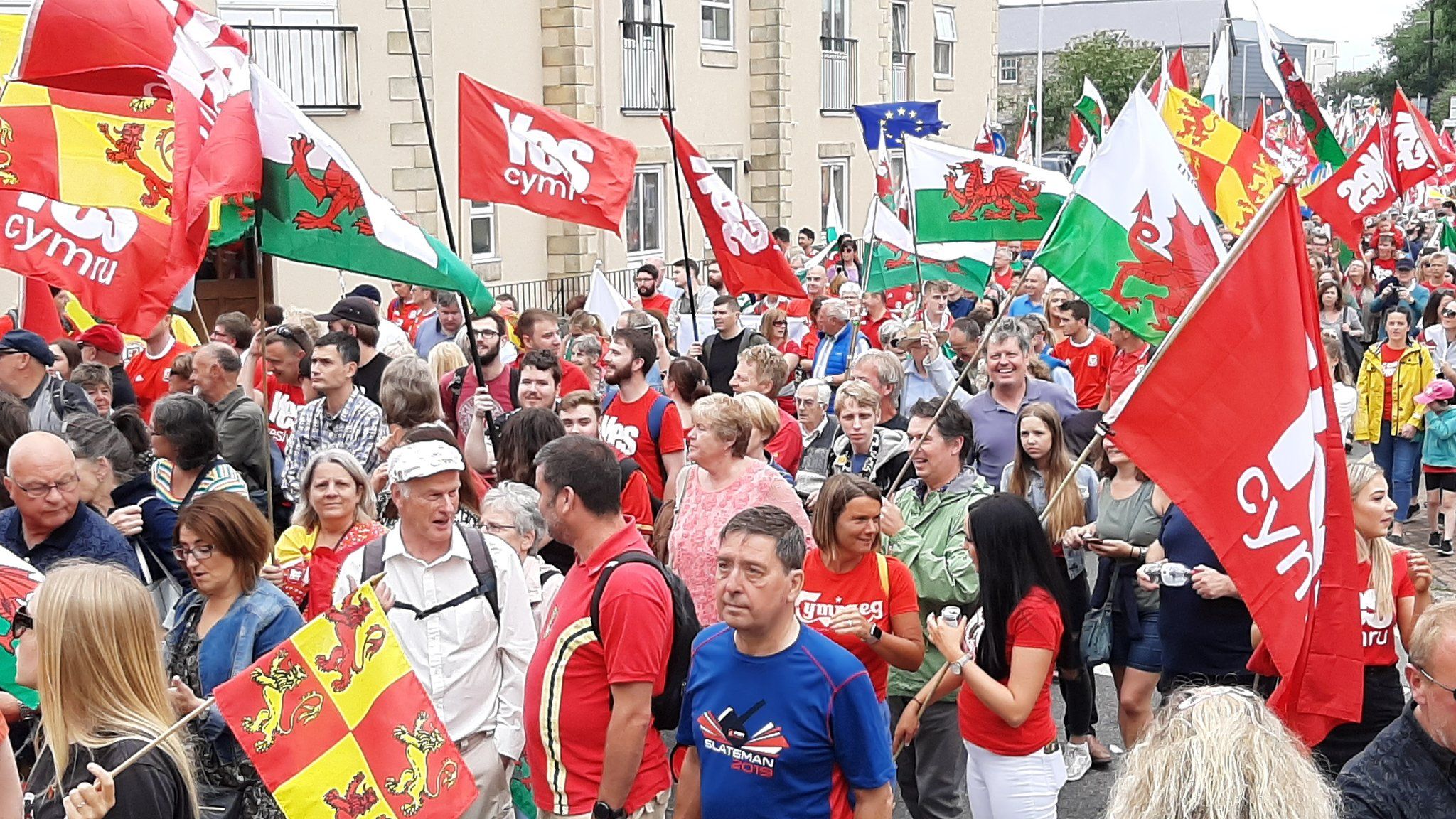 Thousands march for Welsh independence in Caernarfon