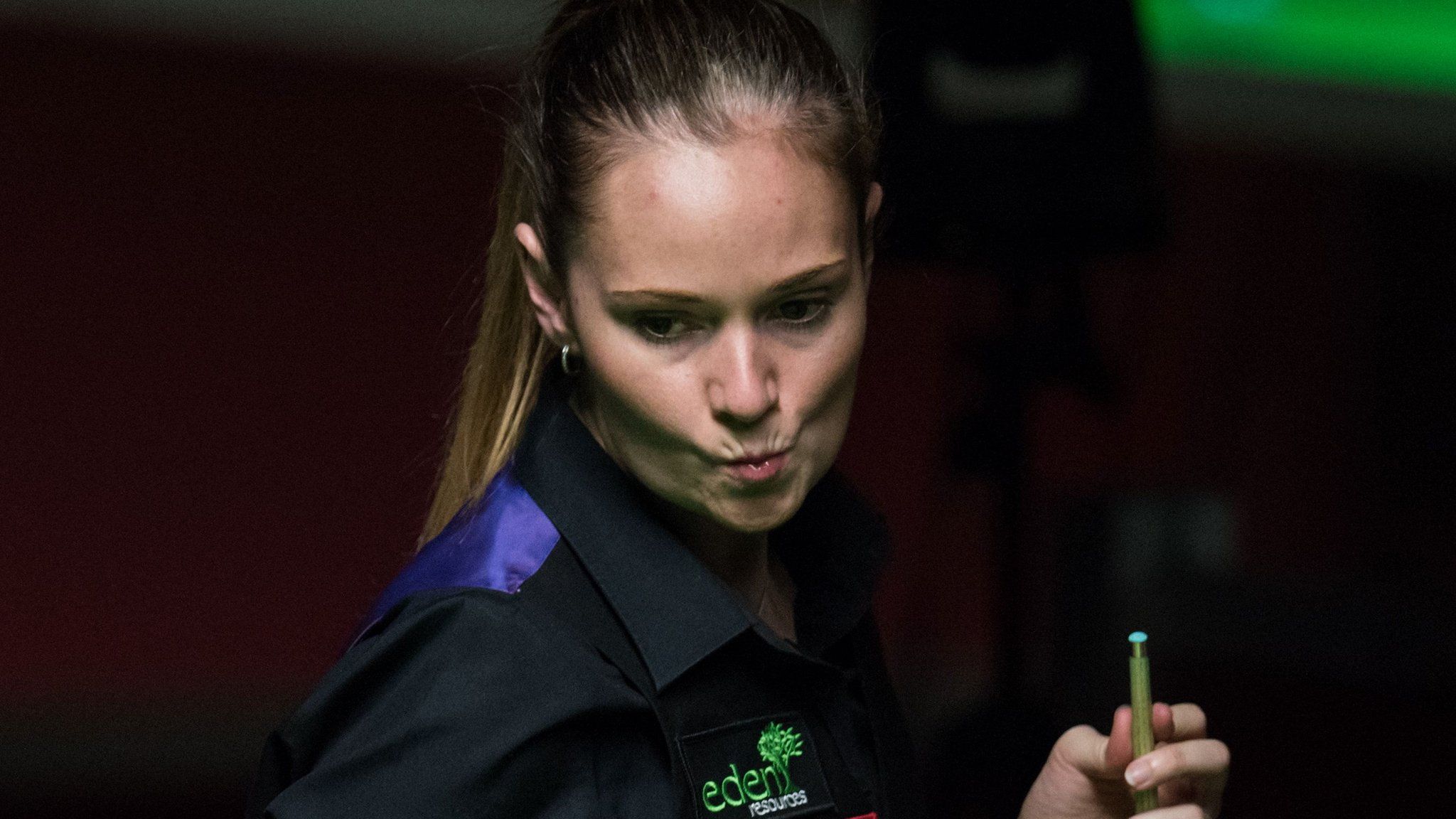 England's top women snooker players return to the table - BBC News