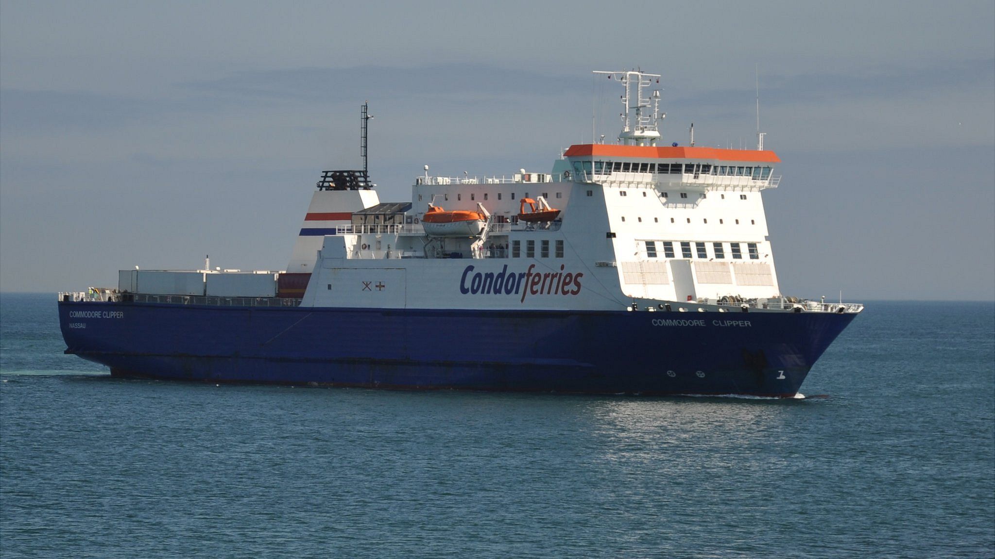 Profesión espejo Rayo Condor Ferries' Clipper damaged in mid-channel - BBC News