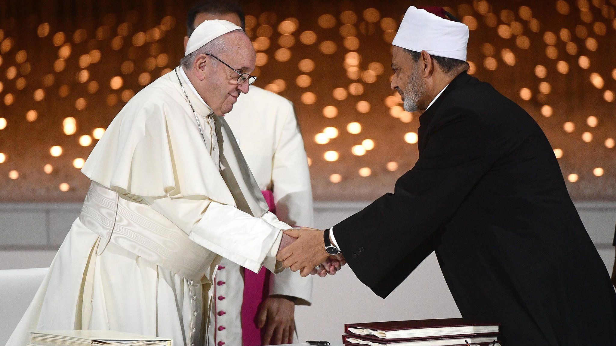 Pope Francis (L) shakes hands with Sheikh Ahmed al-Tayeb (R), the grand imam of Egypt's al-Azhar mosque. in Abu Dhabi (4 February 2019)