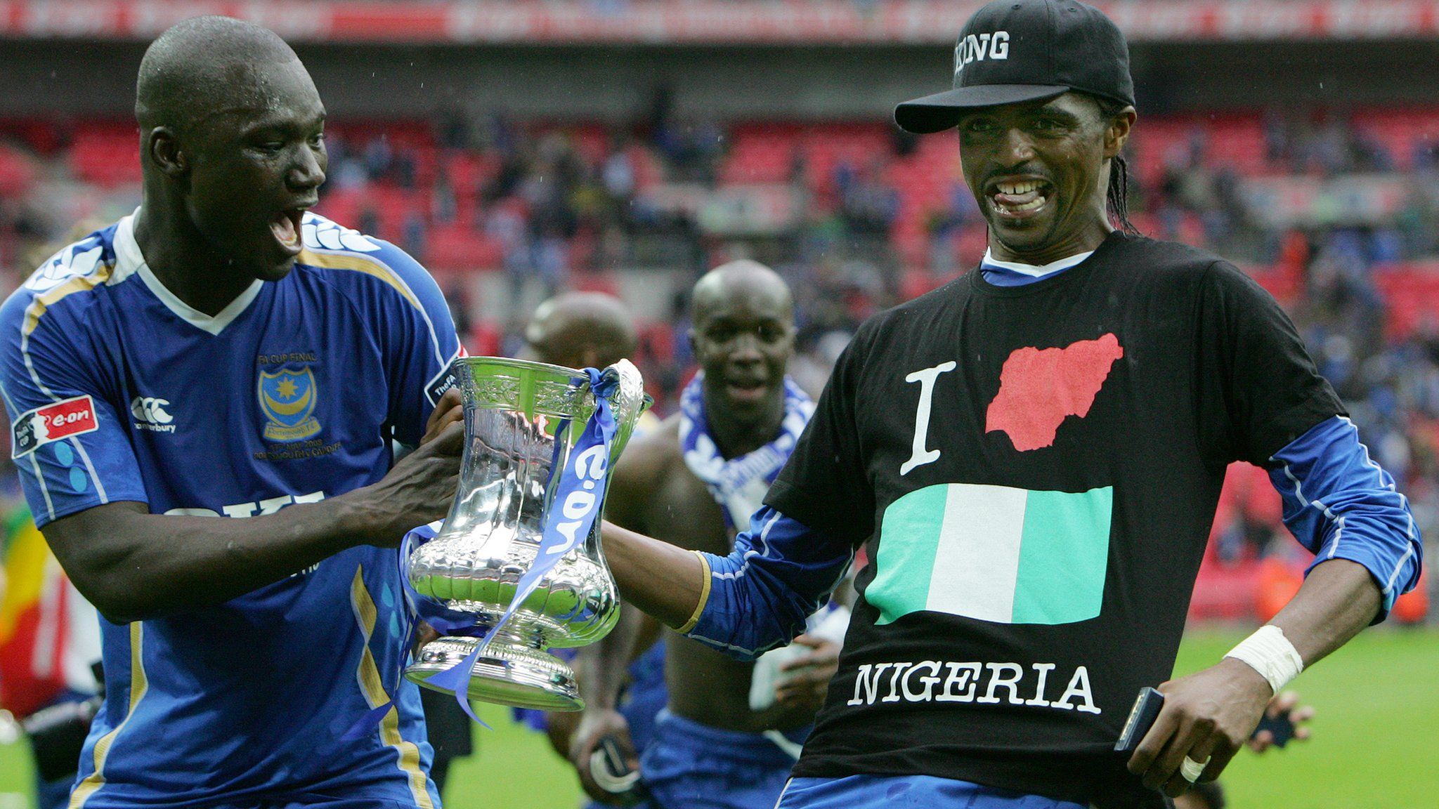 The late Papa Bouba Diop (left) and Nigeria's Nwankwu Kanu with the FA Cup