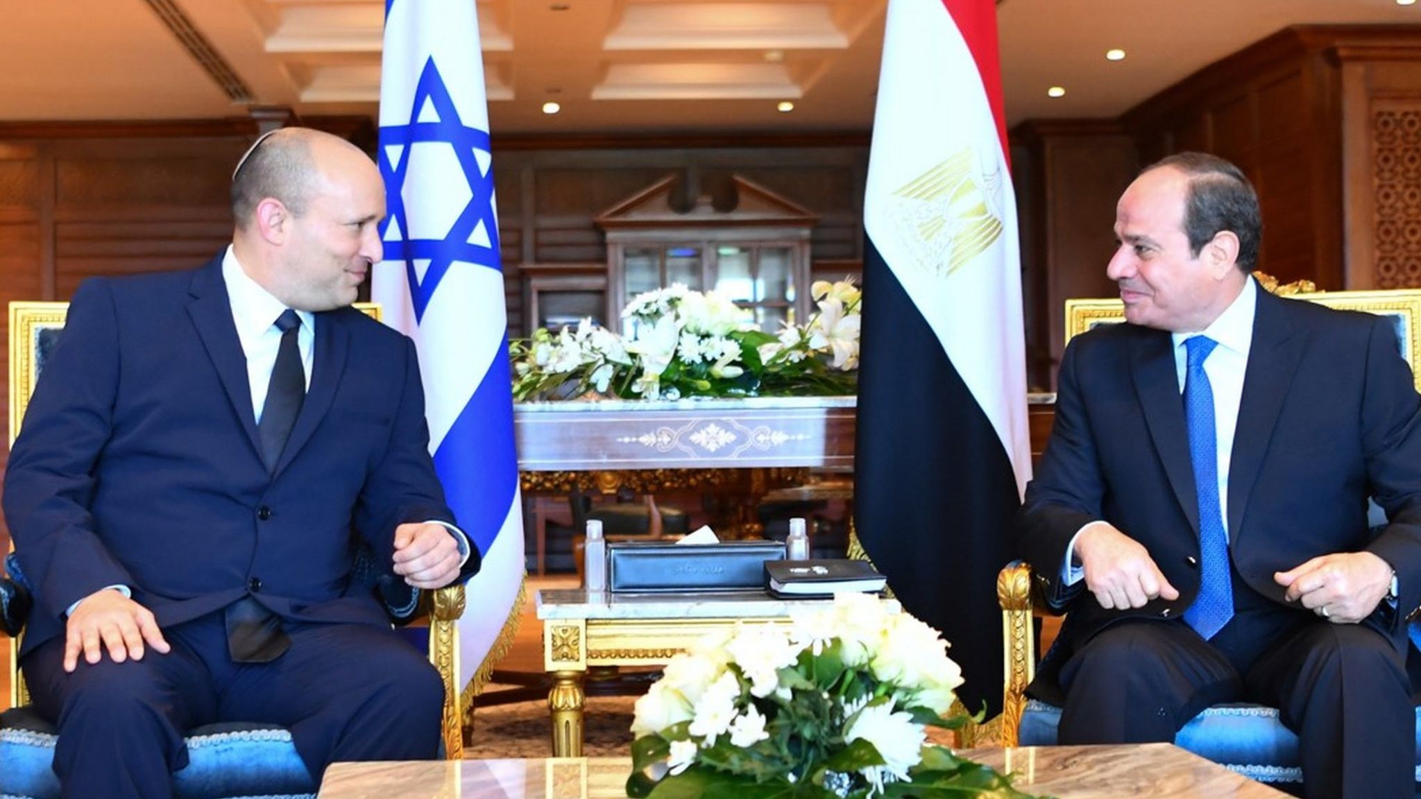 Naftali Bennett (L) and Egyptian President Abdul Fattah al-Sisi (R) hold talks in Sharm el-Sheikh, Egypt (13 September 2021)