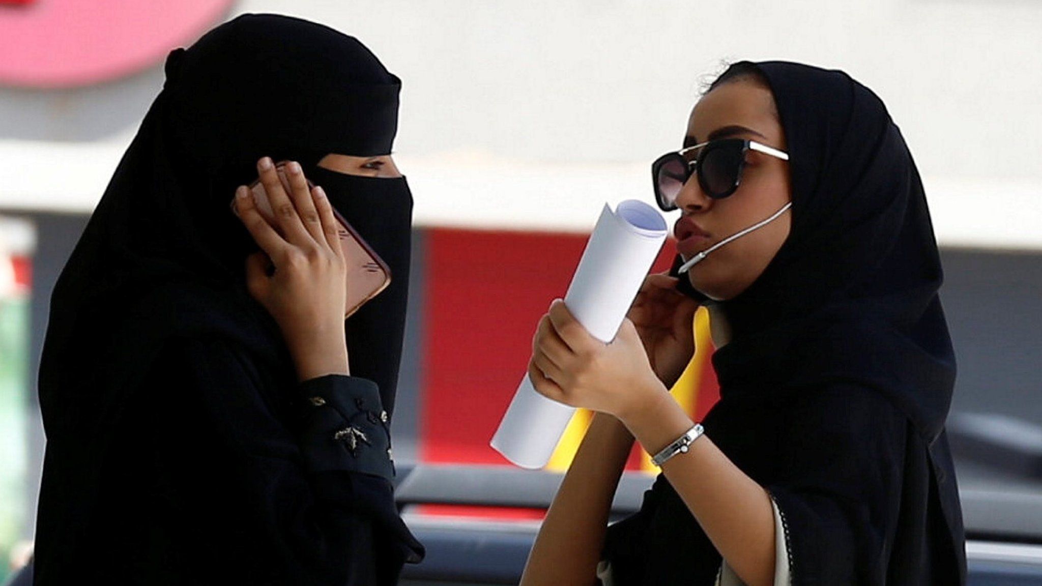 Saudi women speak on phones in Riyadh, Saudi Arabia (27 September 2017)