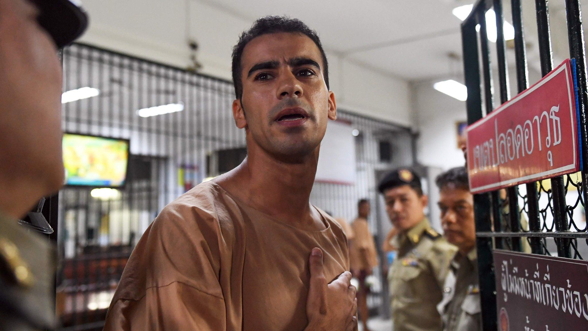 Hakeem al-Araibi being escorted to a courtroom in Bangkok (file photo 4 February)