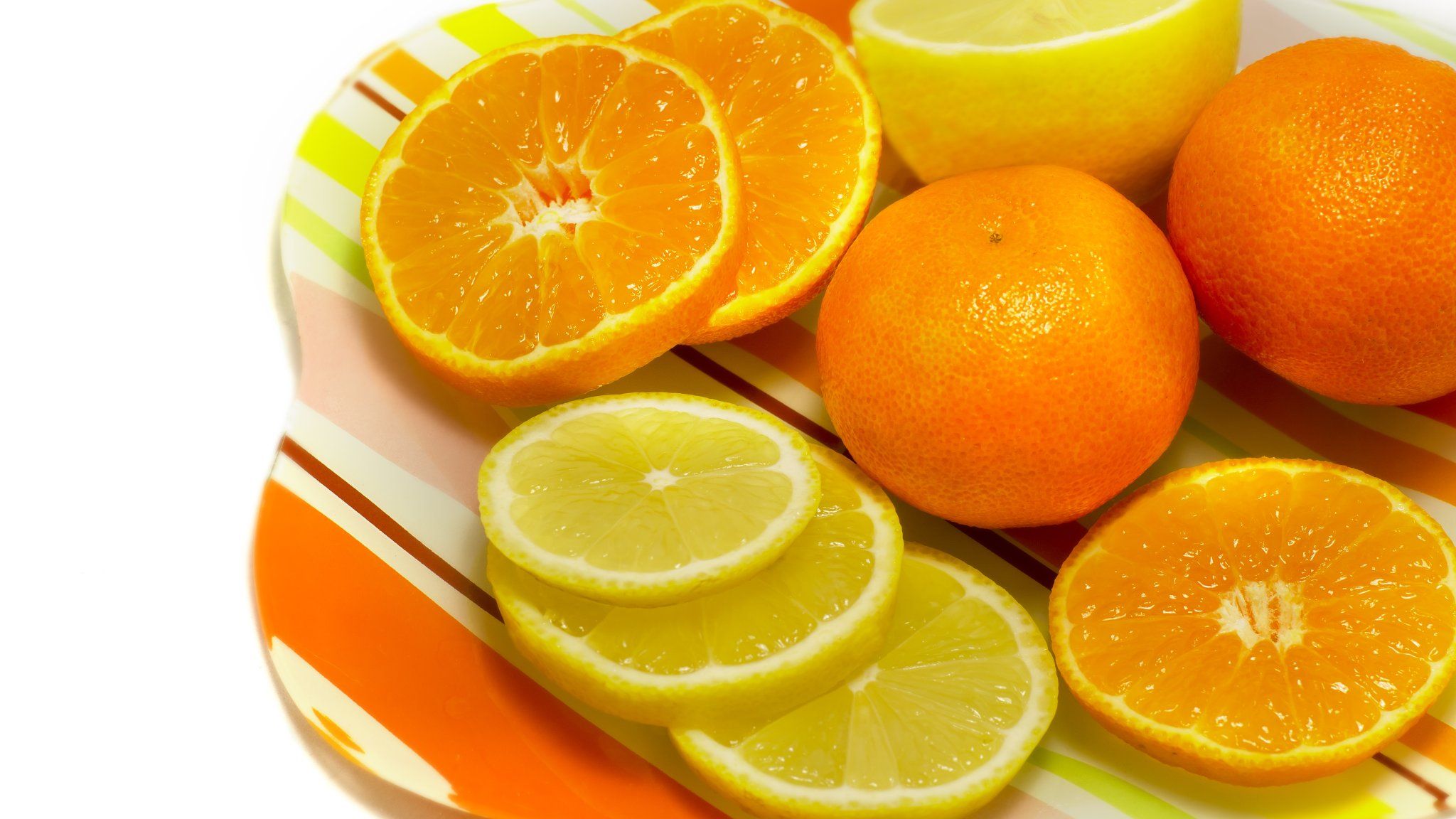A plate of oranges and lemons