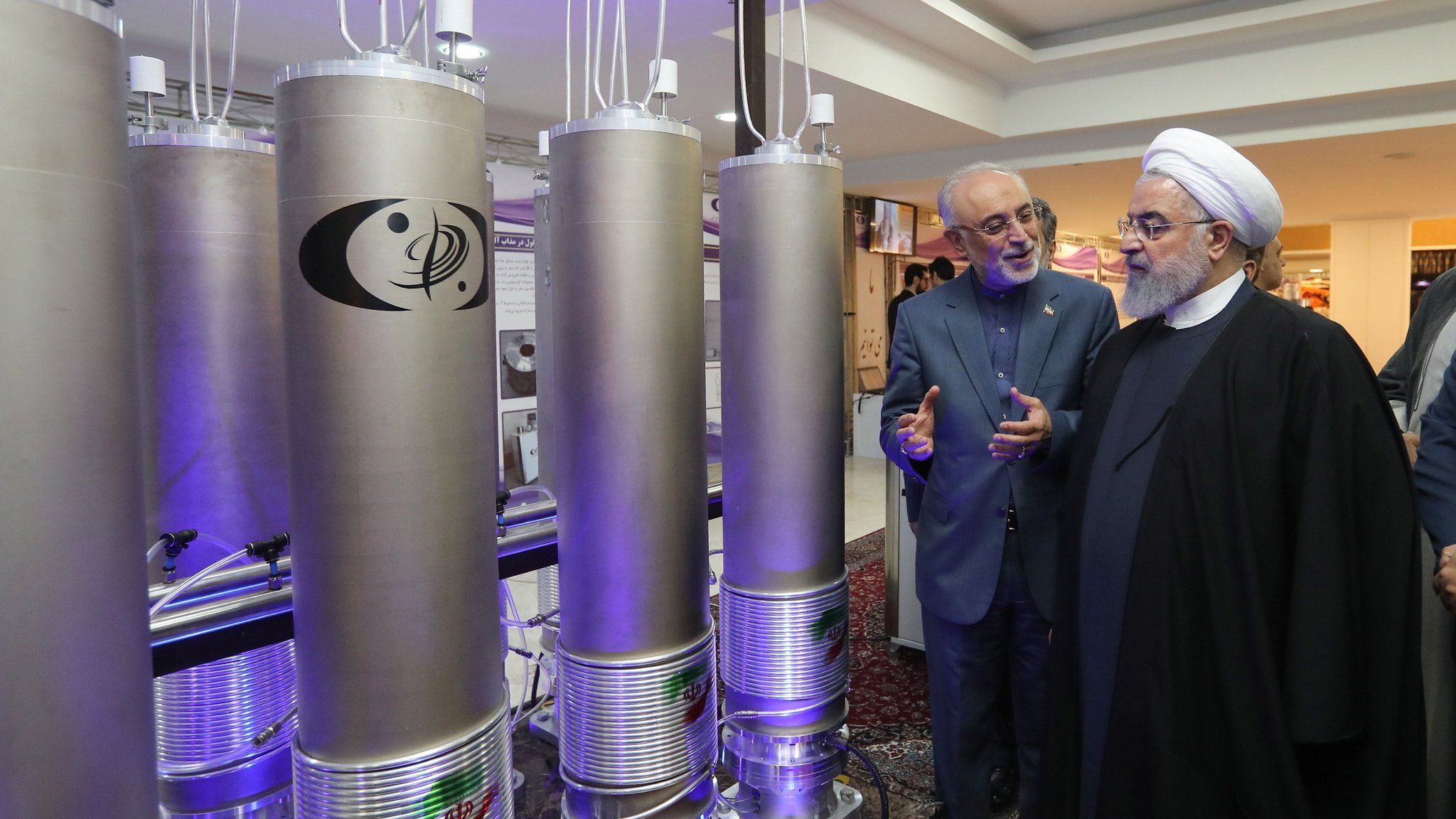 File photo showing Iranian President Hassan Rouhani (R) inspecting nuclear technology in Tehran (9 April 2019)