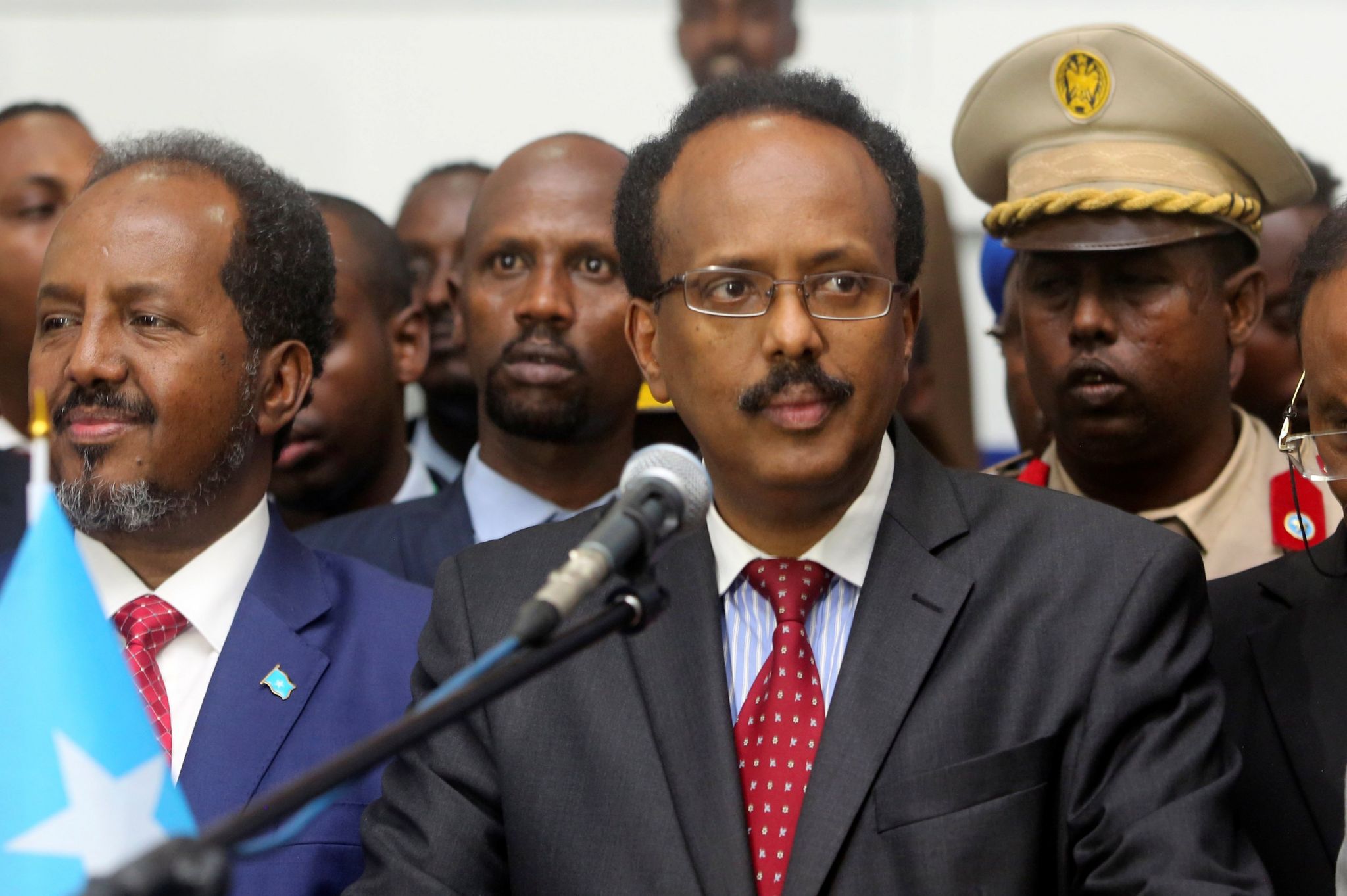 Somalia's newly elected President Mohamed Abdullahi Farmajo flanked by outgoing president Hassan Sheikh Mohamud (L) addresses lawmakers after winning the vote at the airport in Somalia's capital Mogadishu, 8 February 2017