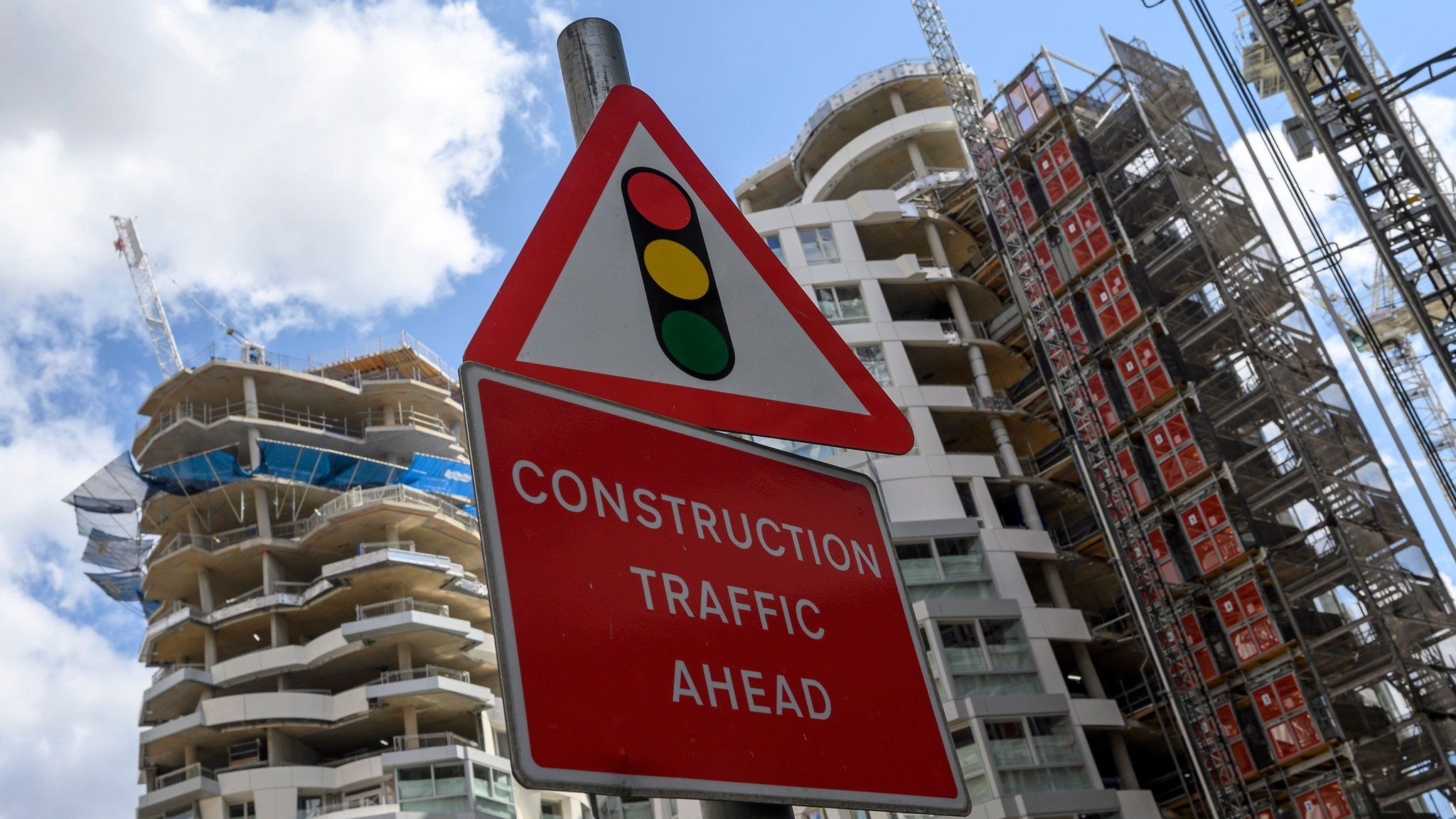 'Traffic ahead' sign in front of building site