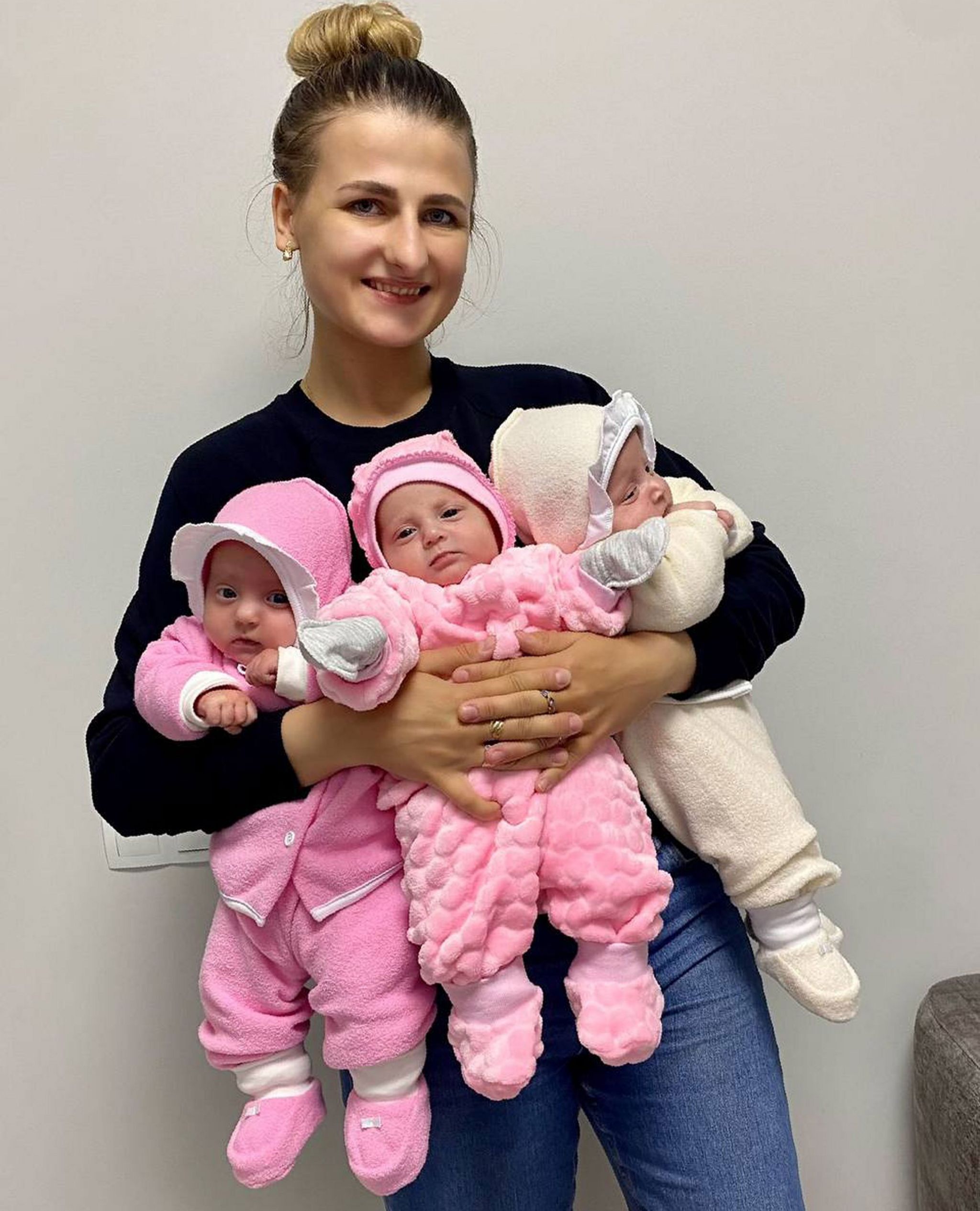 Hanna holding her three daughters