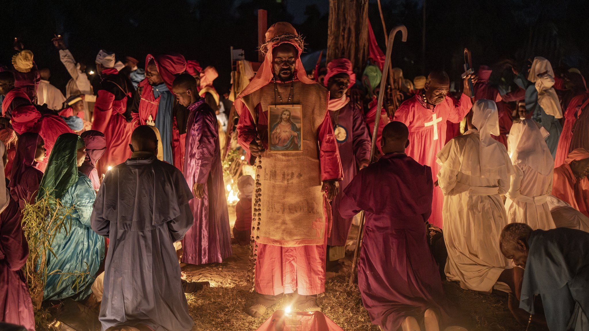 Închinătorii Misiunii Bisericii Africane Legio Maria se adună pentru a se ruga în timpul liturghiei de priveghi din Ajunul Crăciunului într-o biserică de lângă Ugunja