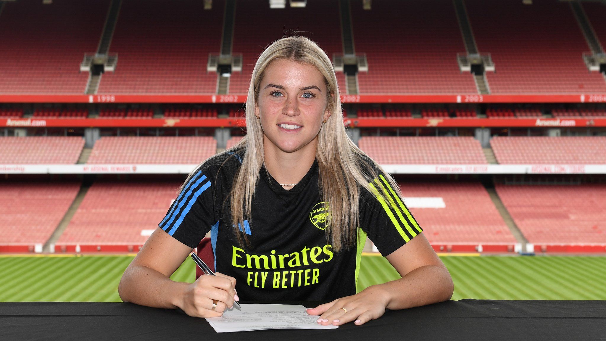 England striker Alessia Russo signs for Arsenal