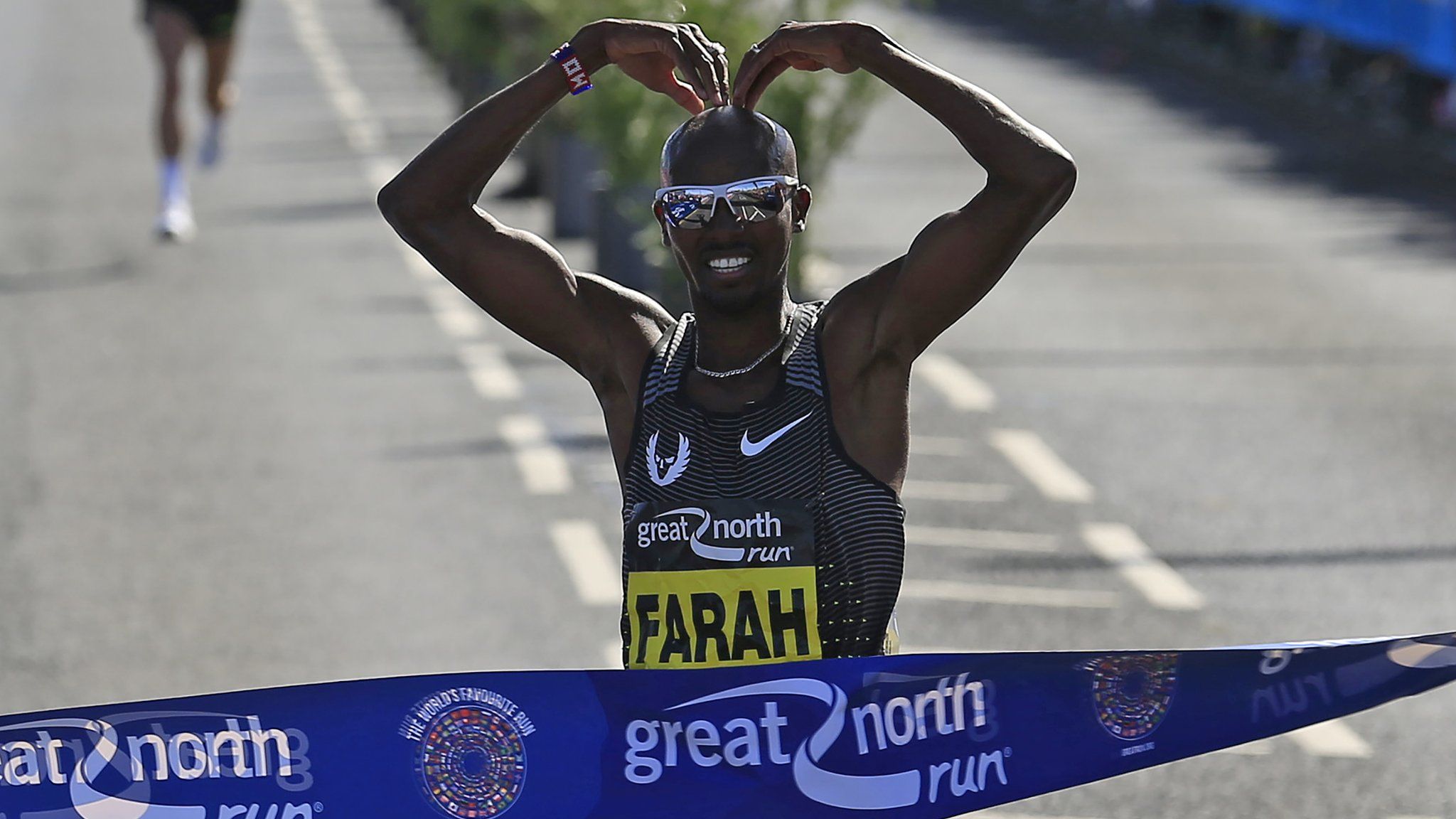 Great North Run 2017: Mo Farah wins race for fourth time - BBC News