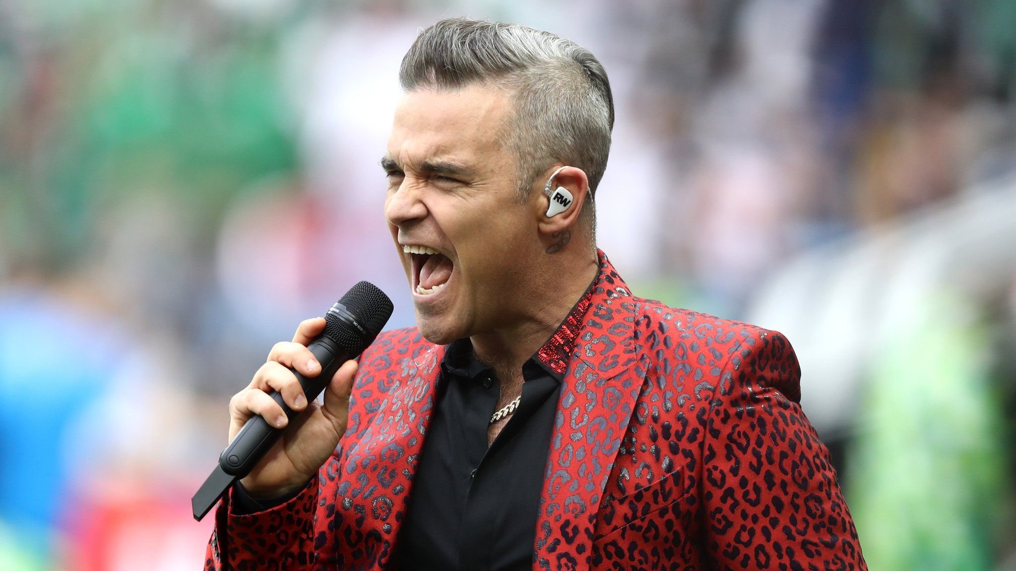 World Cup 2018: Fox apologises after Robbie Williams gives finger - BBC News