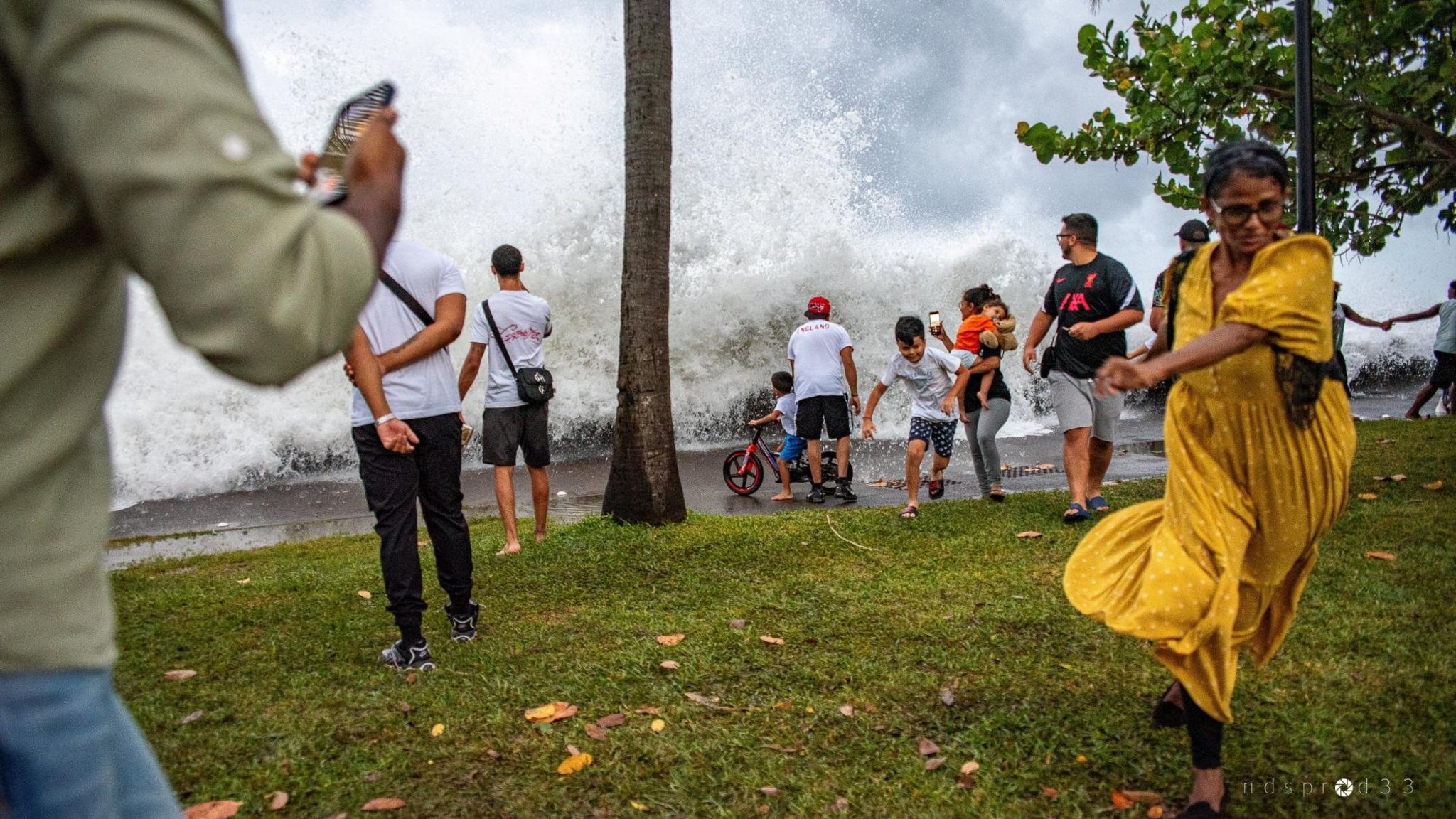 Waves hitting the shore in Réunion as Cyclone Belal made landfall on the island