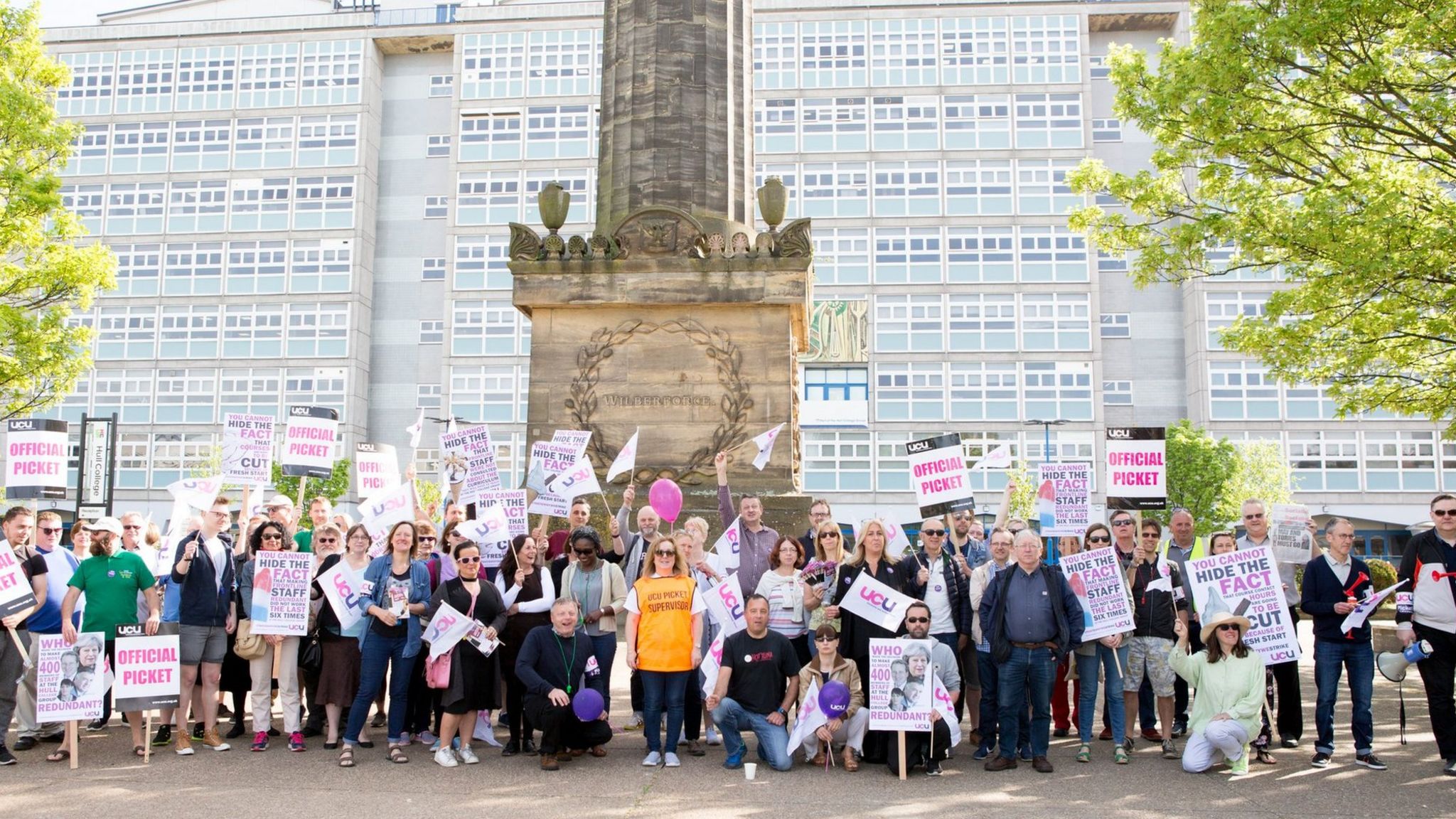 Hull college staff protesting against job losses