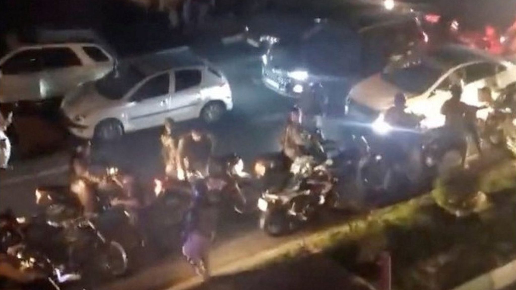 Скриншот видео, на котором люди бегут во время столкновений между ОМОНом и студентами в Тегеране, Иран (2 октября 2022)