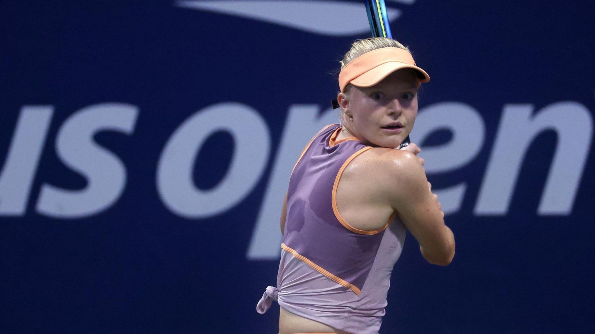 Harriet Dart hits a backhand return at the 2024 US Open