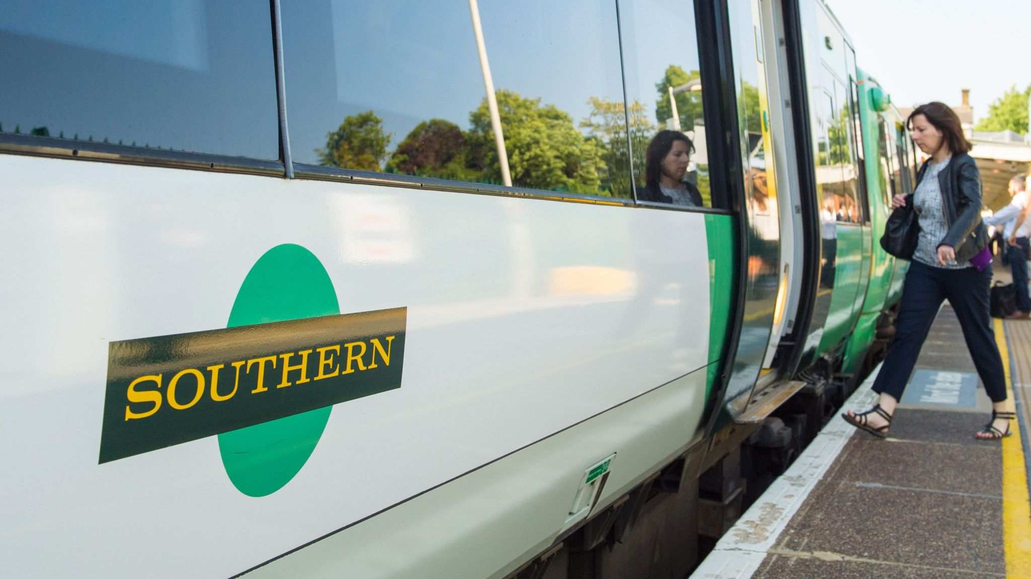 Southern Rail Signalling Fault Leaves Trains Unable To Run - BBC News