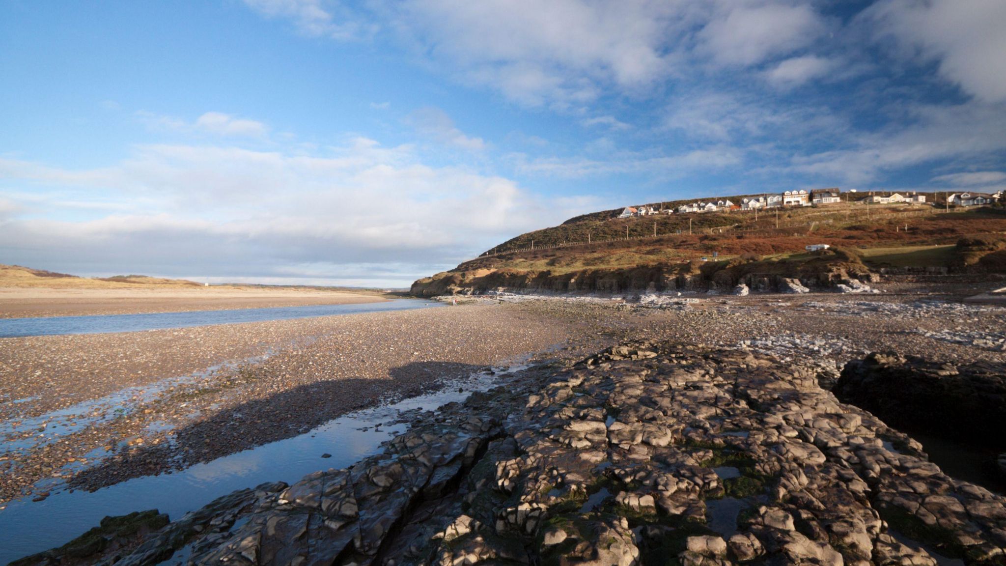 Tenby: Sea swimmers warned of sewage risk after pipe bursts - BBC News