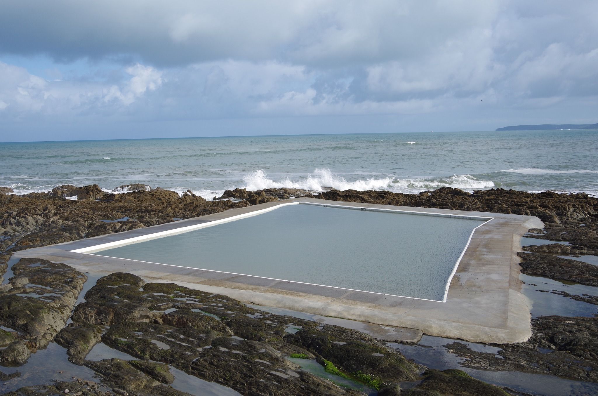 Westward Ho! sea pool reopens after flood of dead fish - BBC News