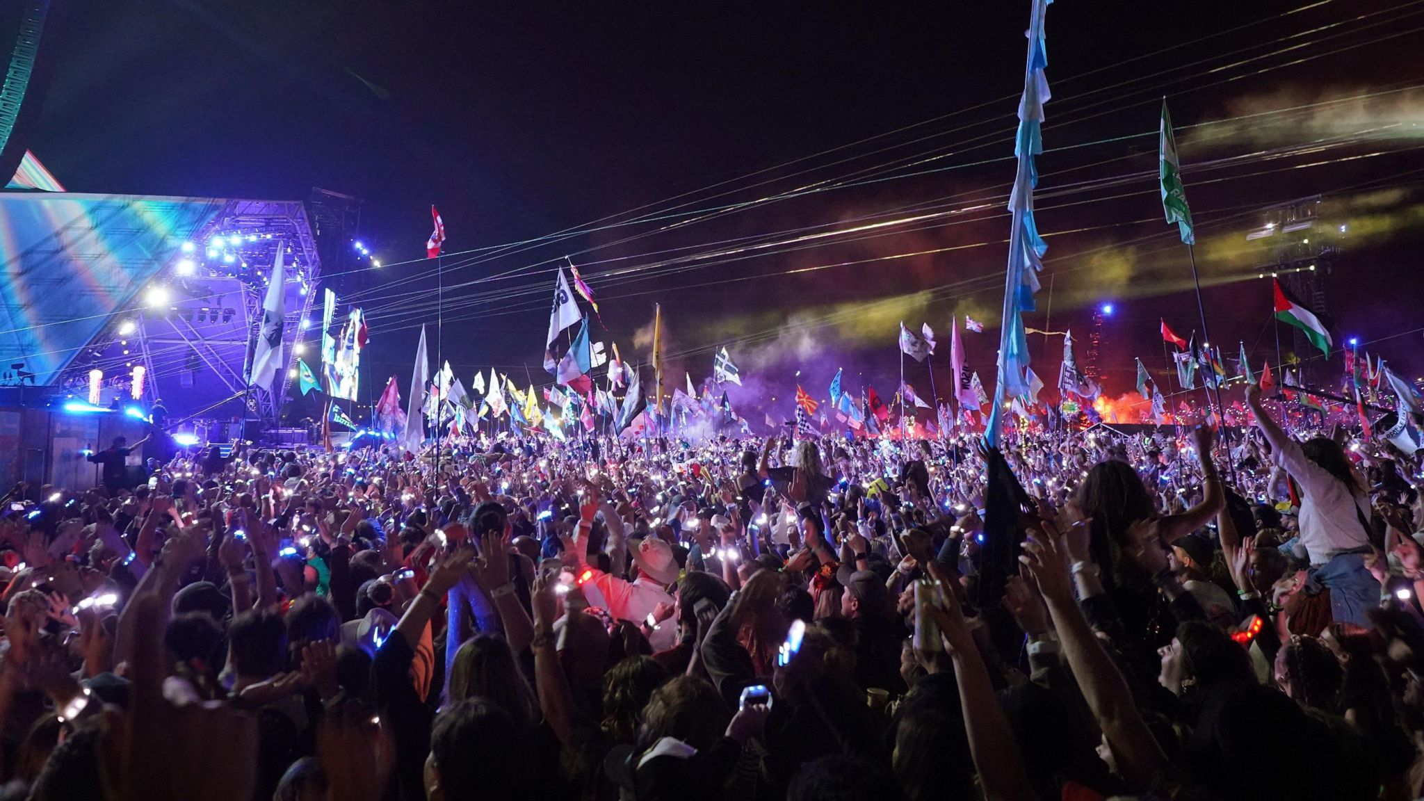 Huge crowd watches Coldplay's performance at Glastonbury 