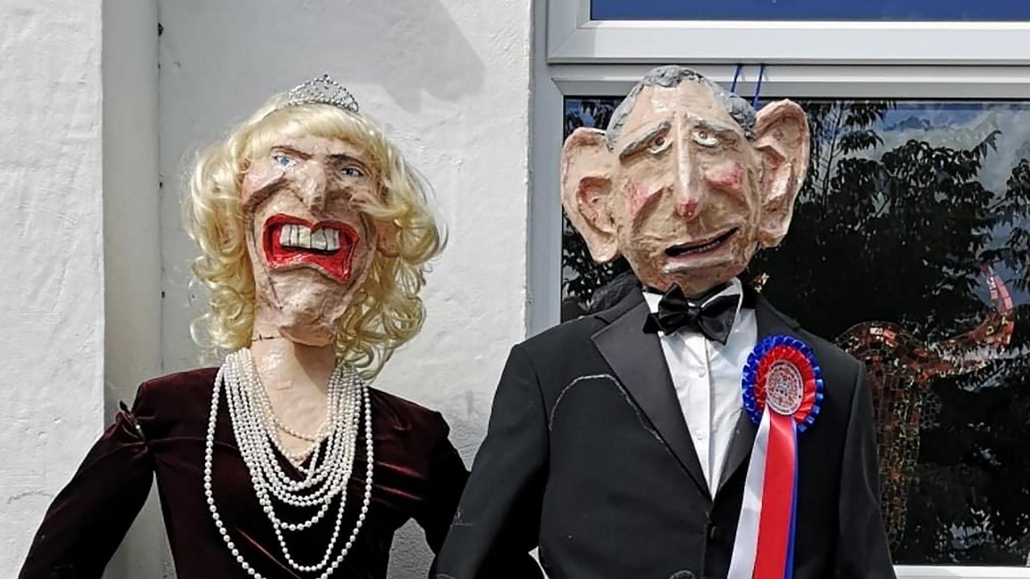 Scarecrows of King Charles and Queen Camilla 