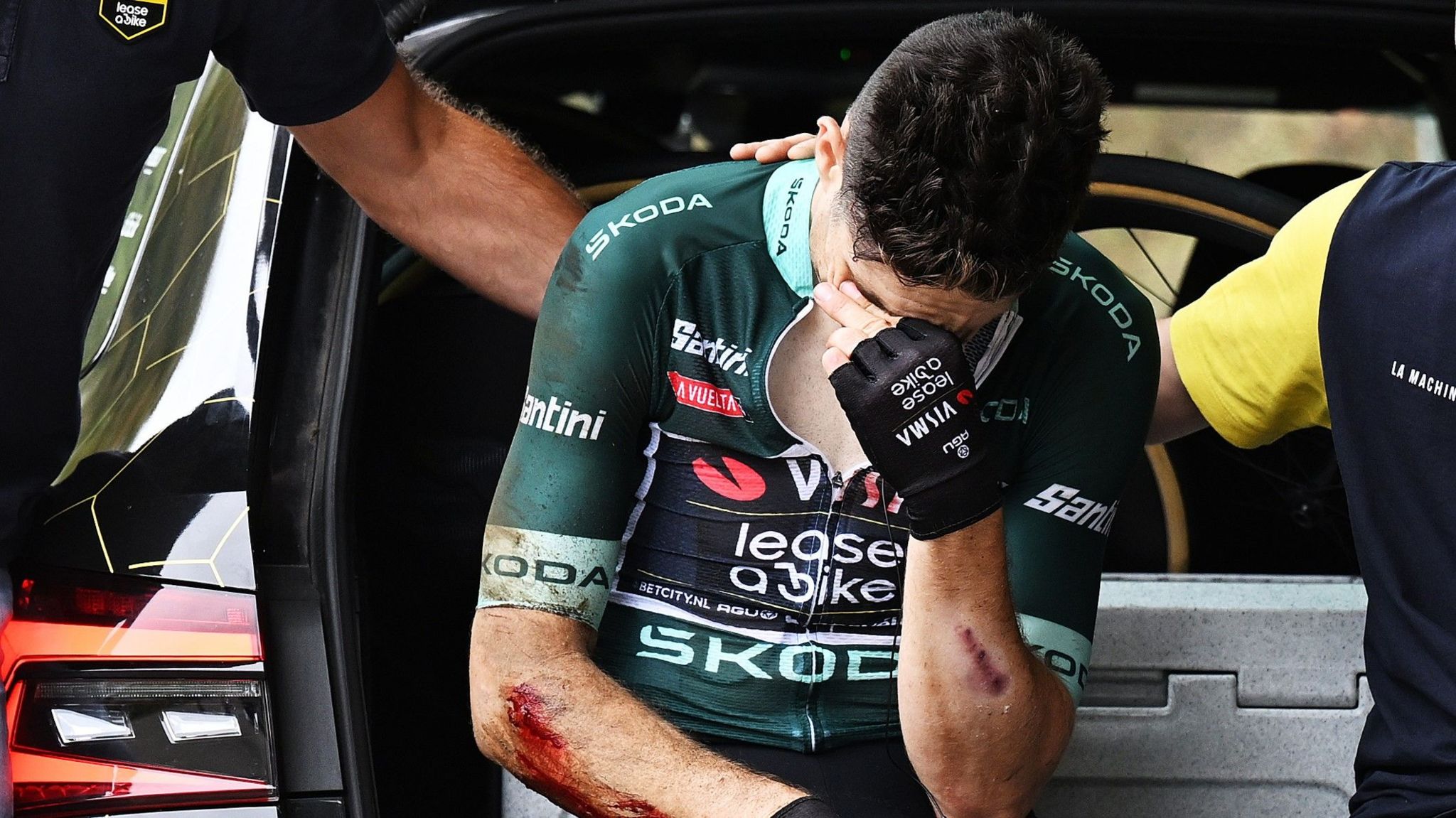 Wout van Aert holds his manus to his head