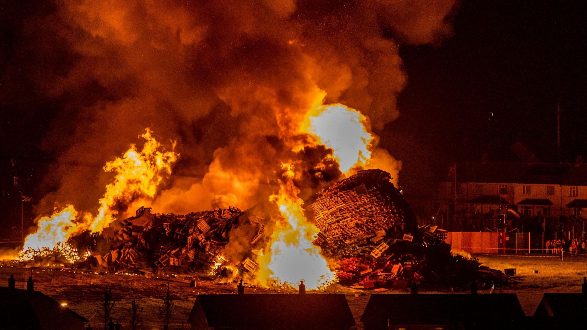 The Twelfth: Why are bonfires lit in Northern Ireland? - BBC News