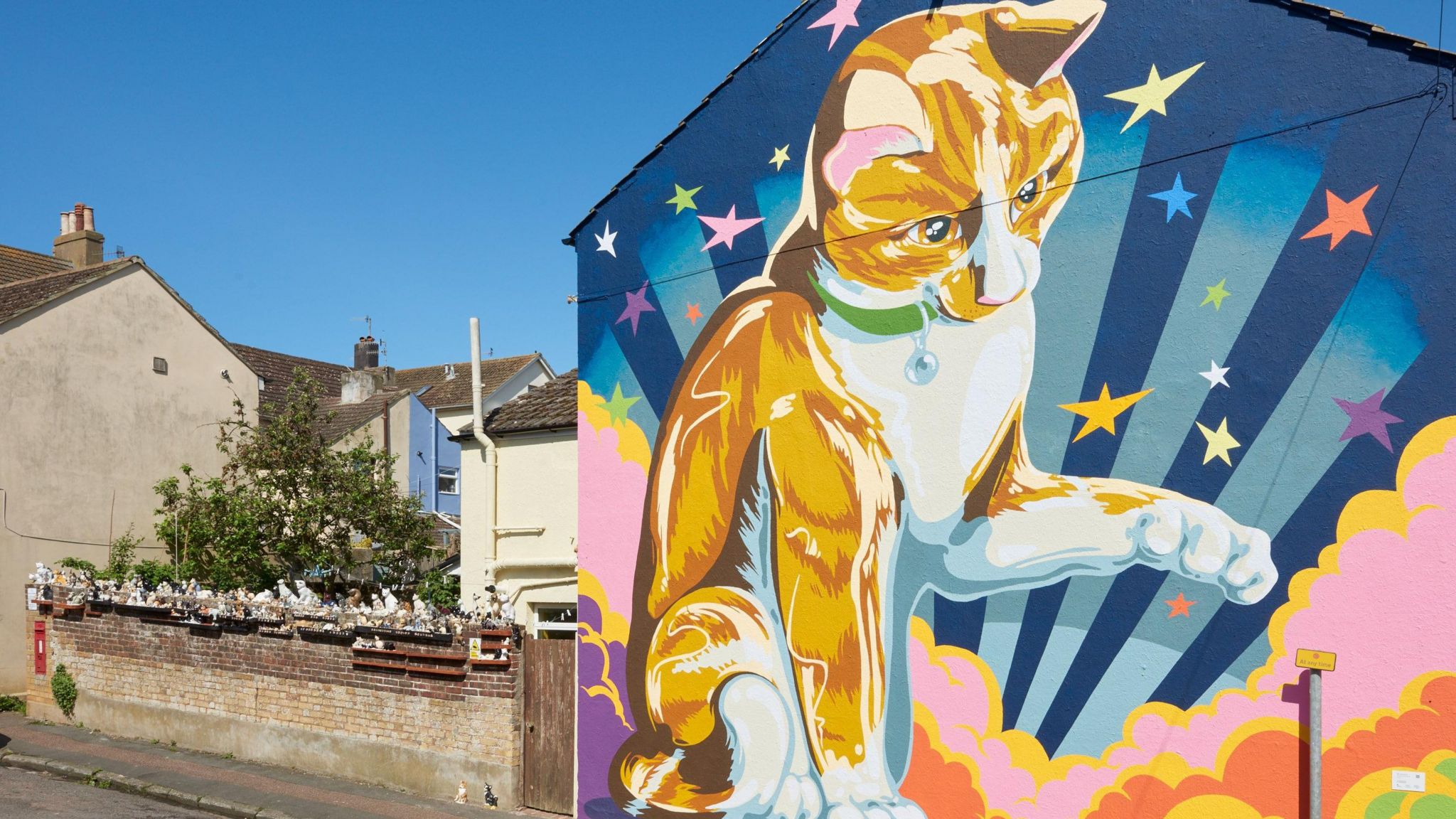 Newhaven: Colourful murals transform coastal town - BBC News