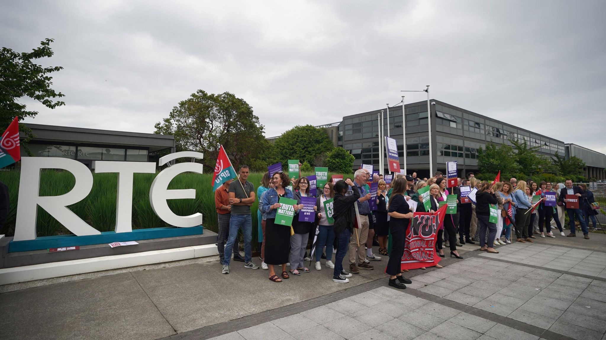 Personale che inscena proteste fuori dalla sede di RTÉ a Donnybrook, Dublino