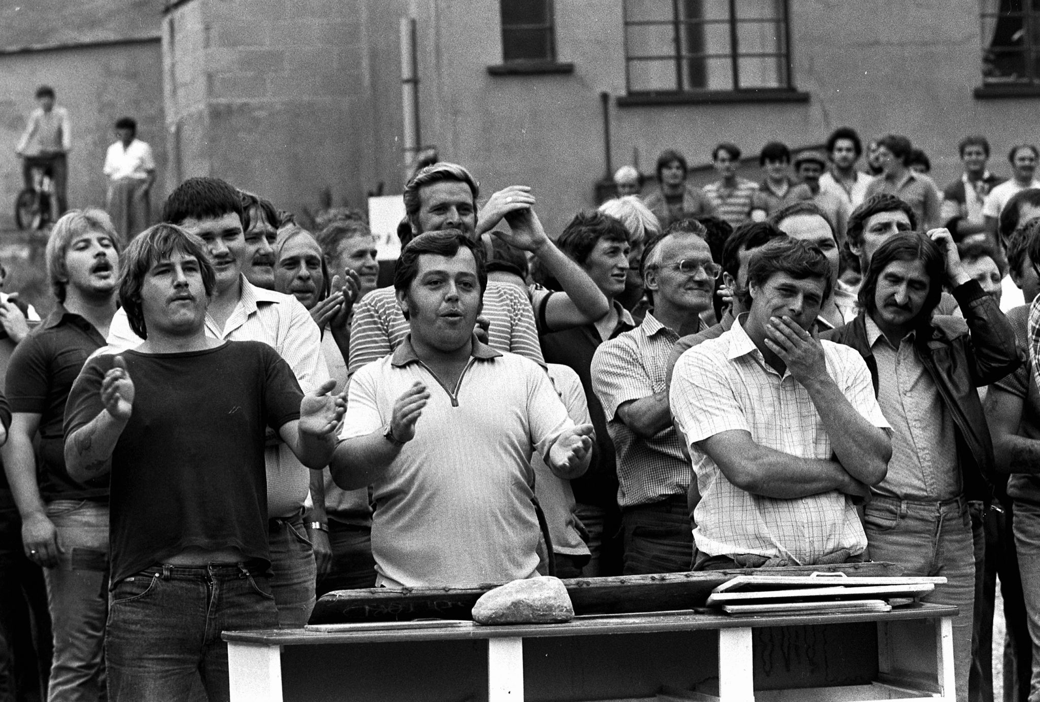 Protestwyr o flaen Pwll Glo Garw/Ffaldau ar 9 Awst 1984
