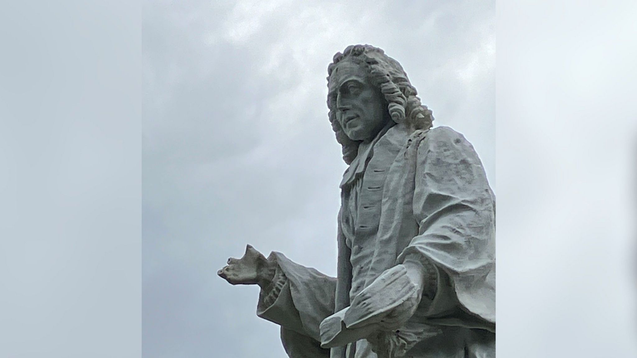 Southampton: Isaac Watts statue gets new fingers for birthday - BBC News