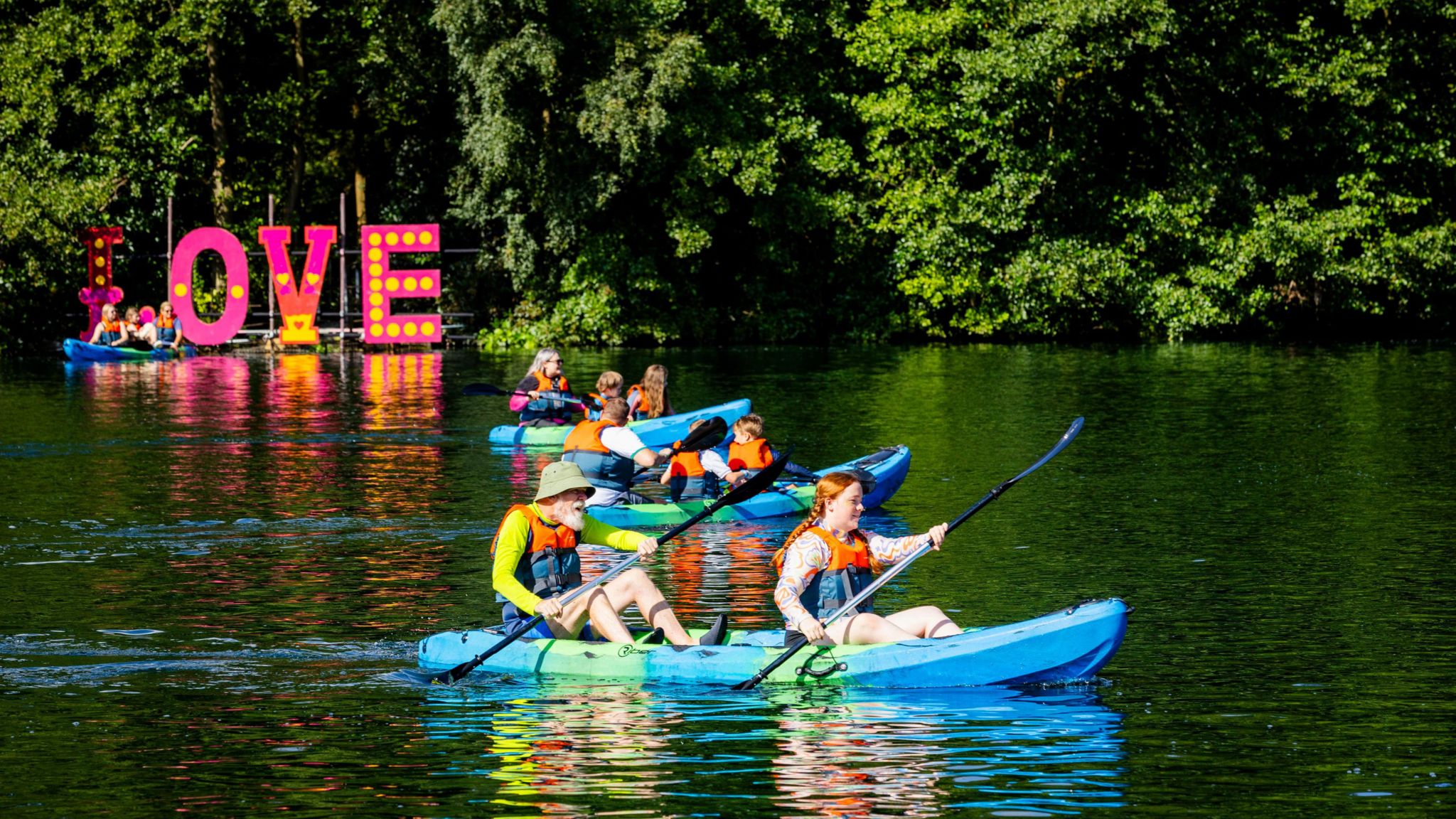 People canoeing 