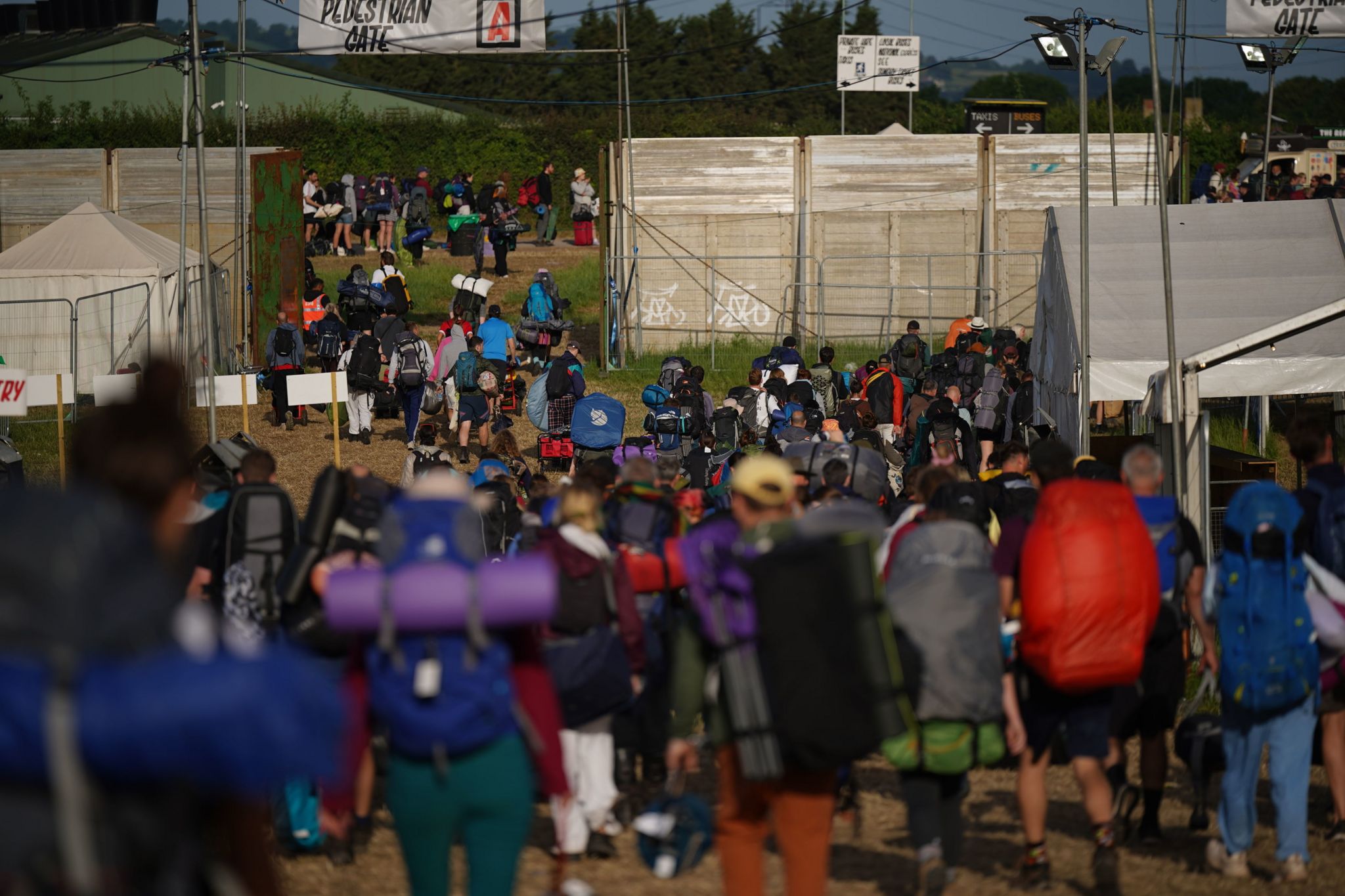 Persone viste lasciare il Glastonbury Festival a Worthy Farm nel Somerset.