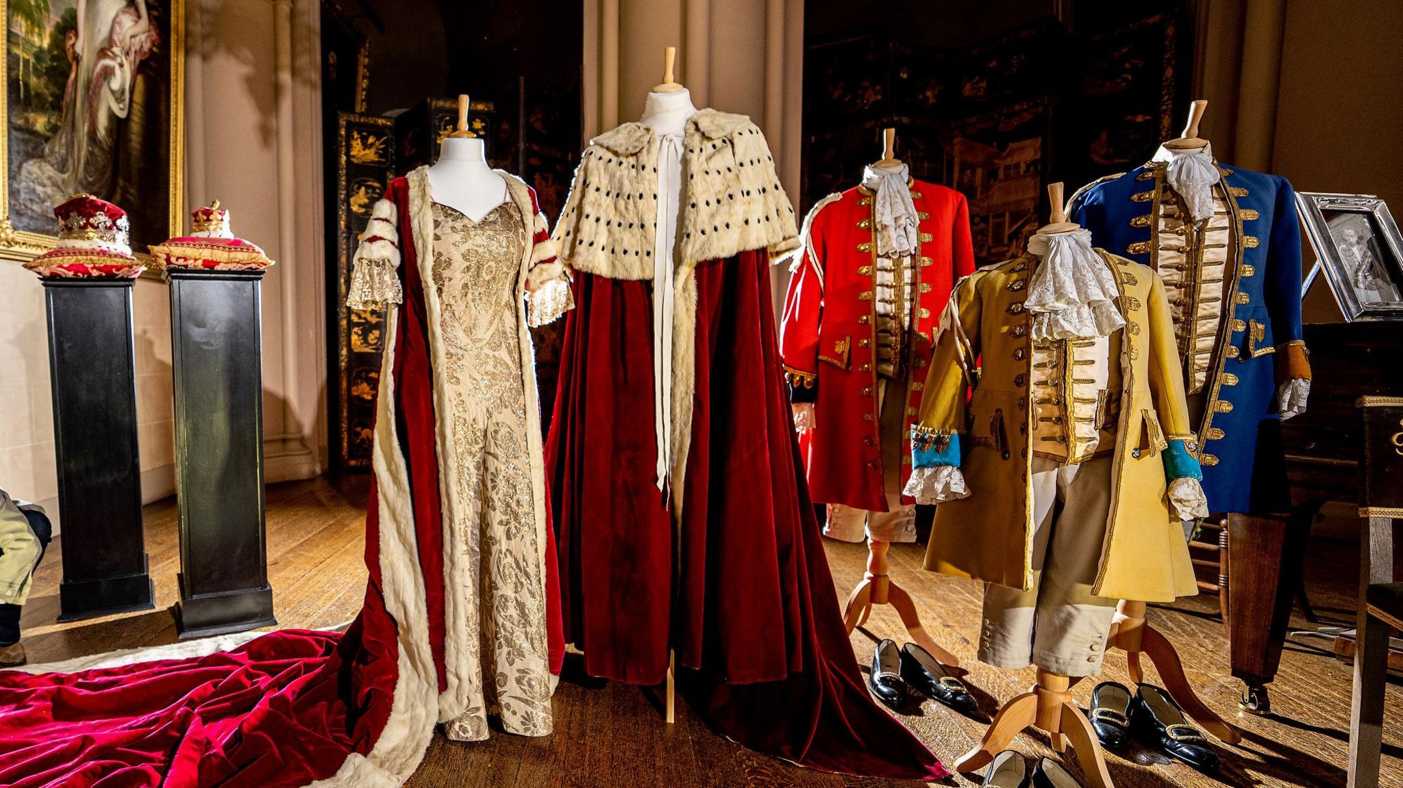 Belvoir Castle: Robes worn at George VI coronation go on display - BBC News