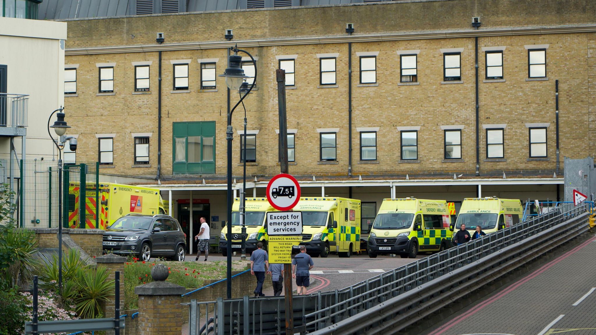 Patients with life threatening conditions/injuries have "significantly" better outcomes if brought to hospital by air ambulance 