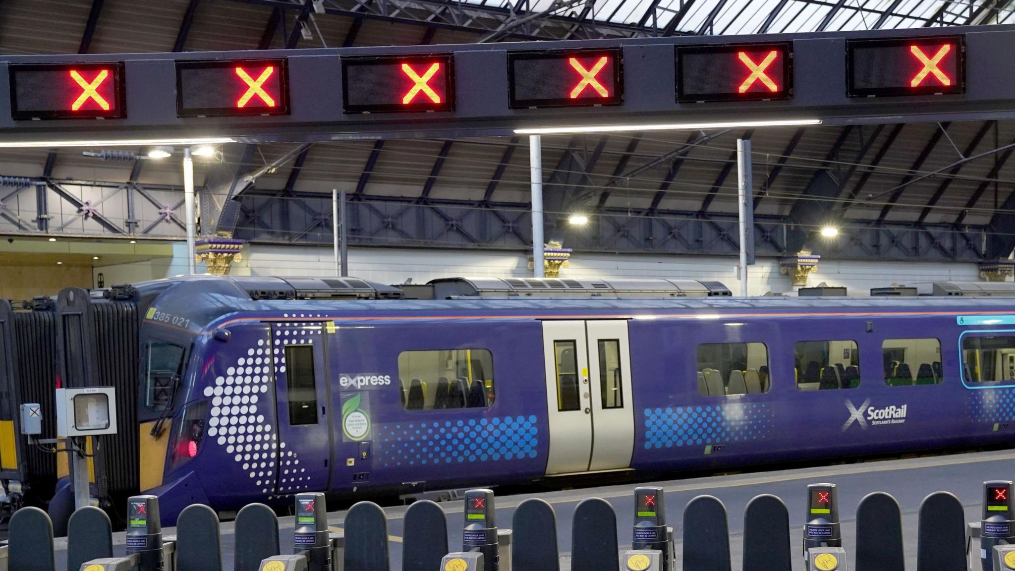 Trains cancelled at Glasgow Queen Street