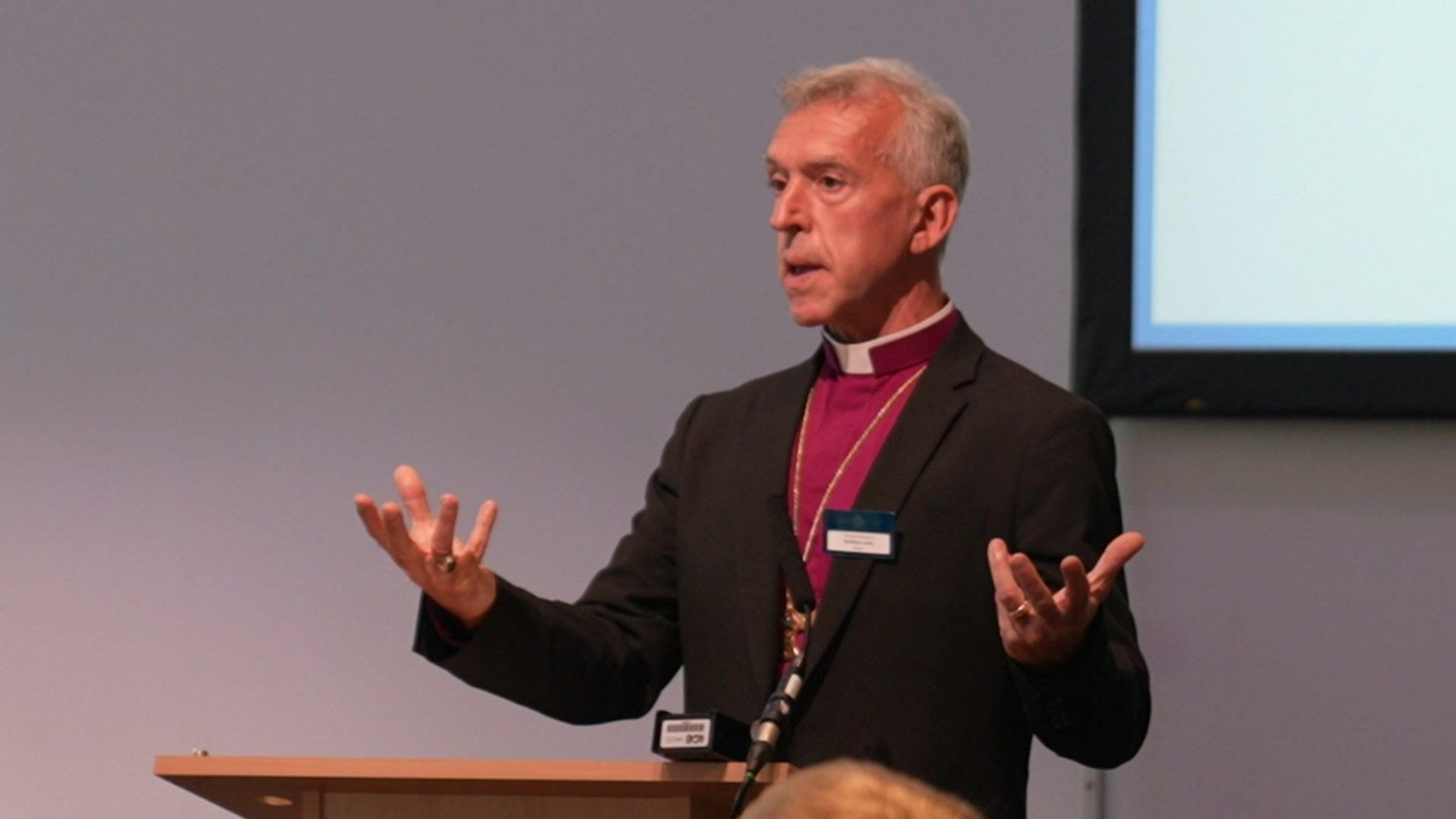 Archesgob Cymru: 'Mae rhedeg yn gyfle i gael lle i feddwl' - BBC Cymru Fyw