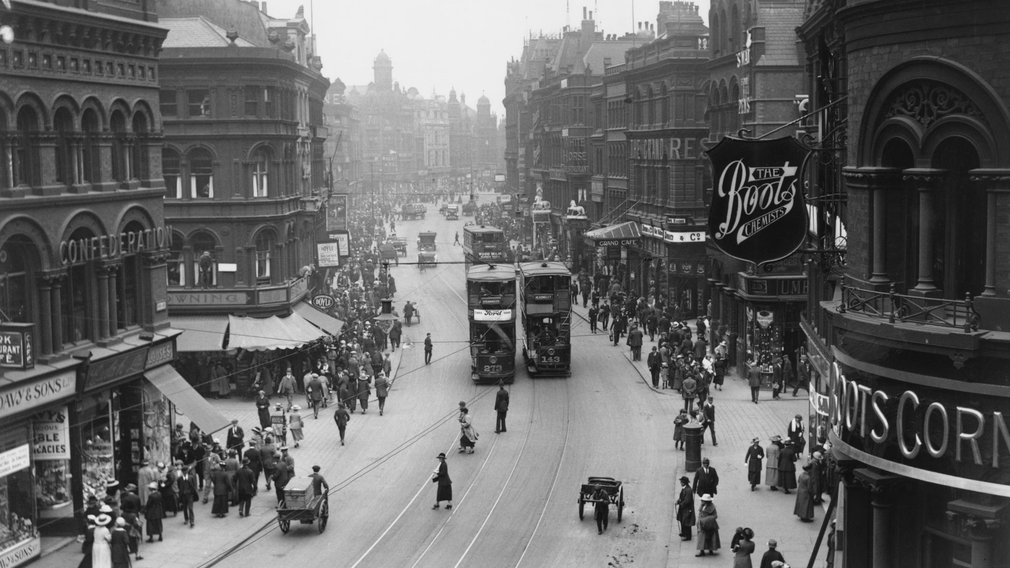 Black and white historic picture of trams running on Boar Lane in Leeds in 1921