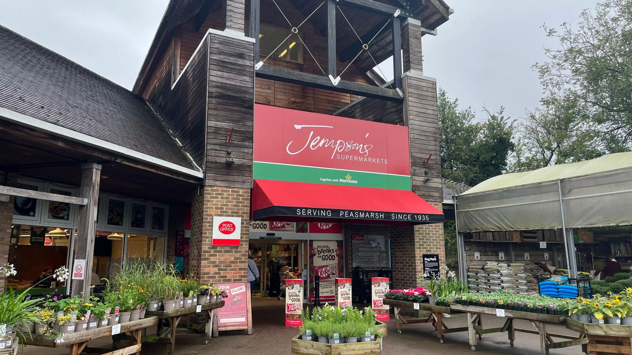 The front of the Jempson's superstore in Peasmarsh