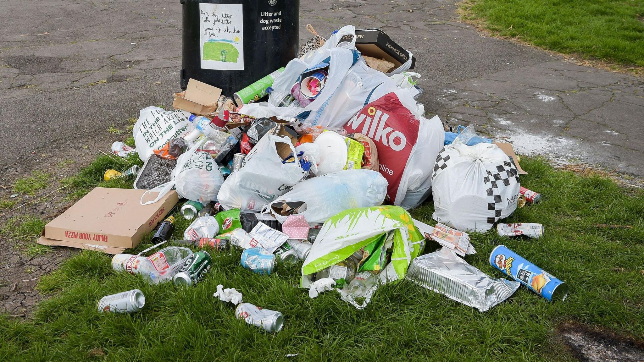 Litter surrounding a bin (stock picture)