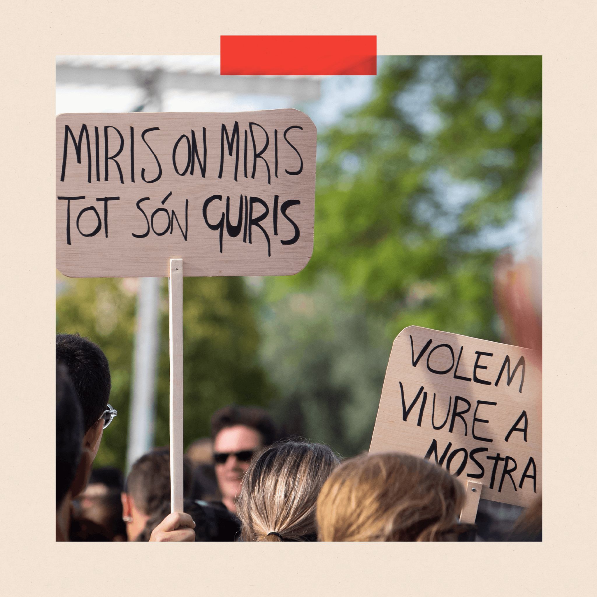 A sign that says: "Miris on miris tot son guiris". In English this means "Everywhere you look everyone is foreign"