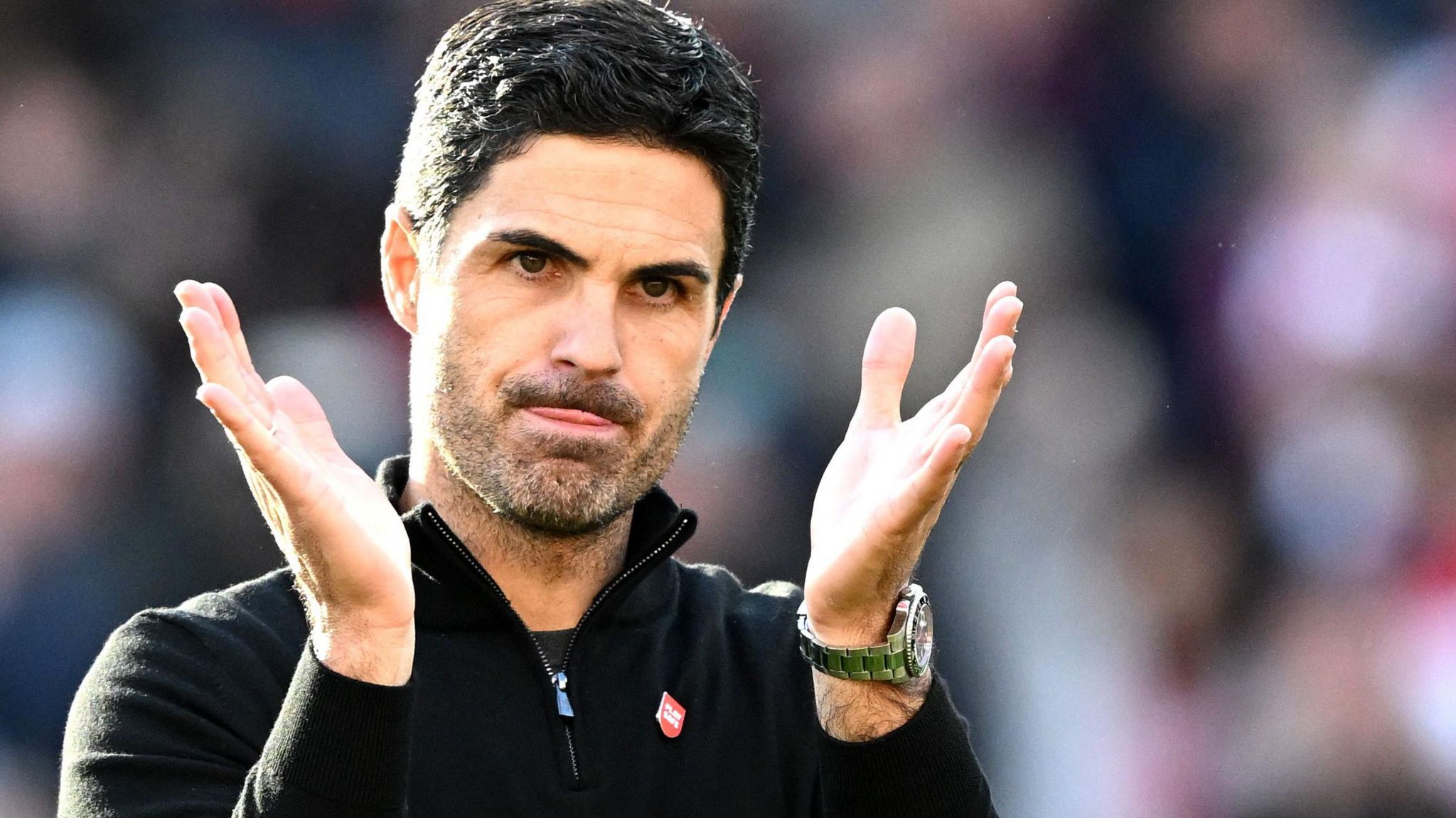 Mikel Arteta applauding