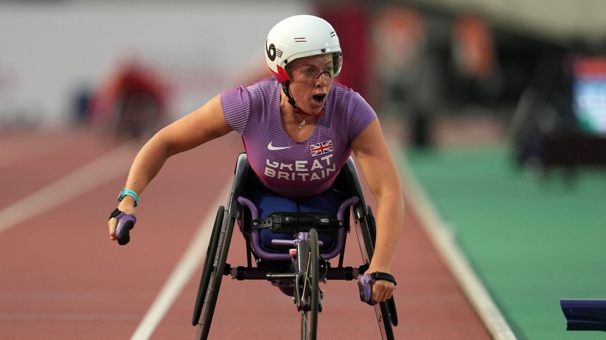 Hannah Cockroft competing in a race 