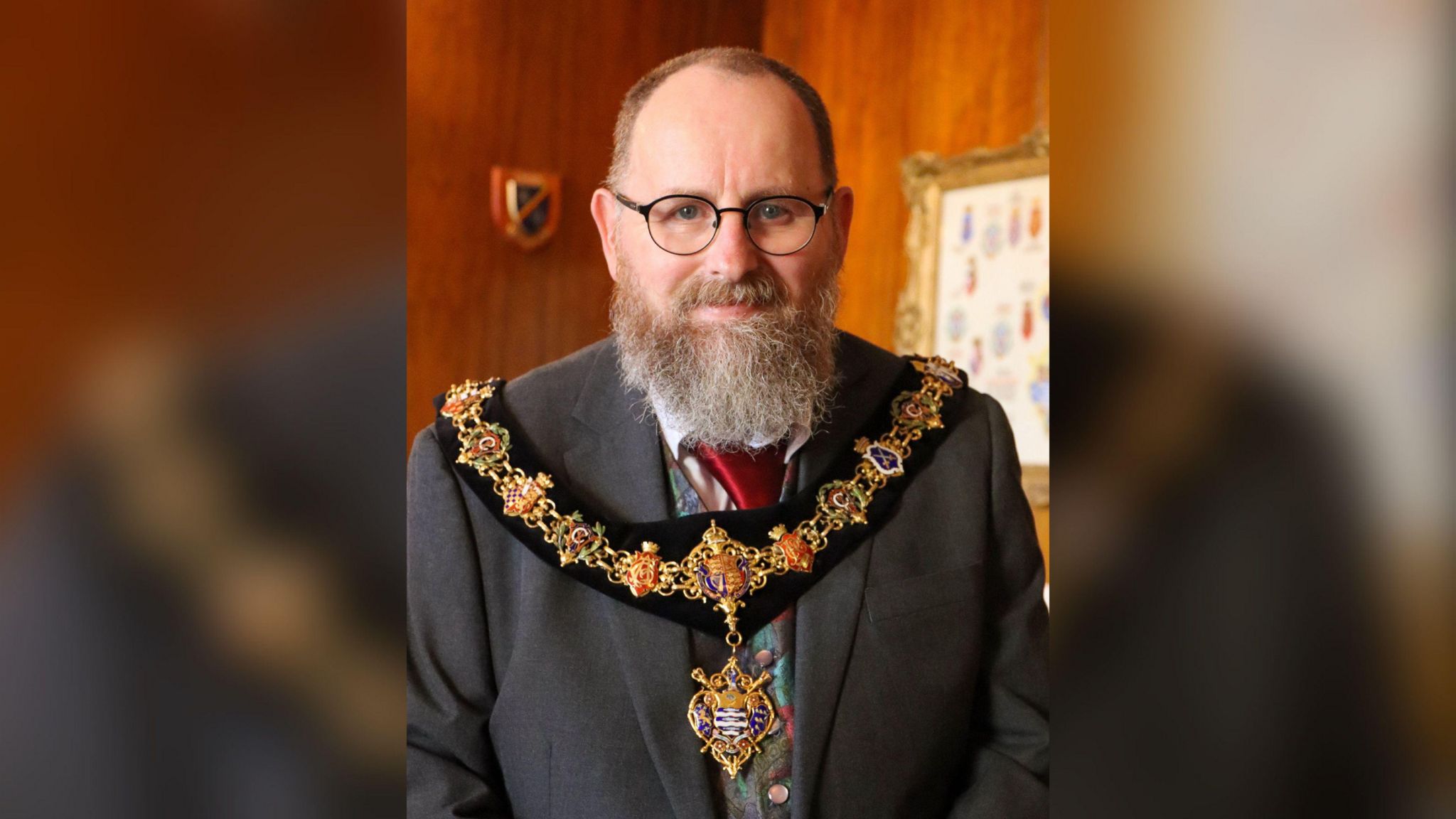 Worthing 2023-24 mayor Jon Roser wears the badge and chains of office
