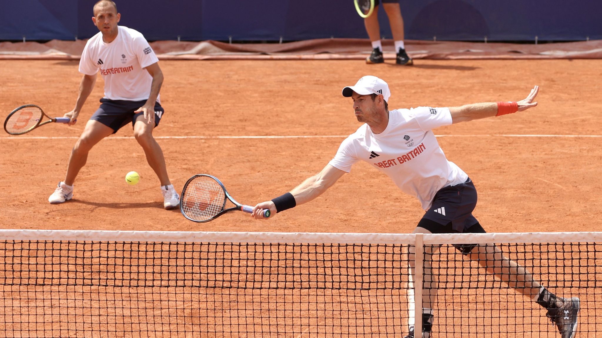 Dan Evans and Andy Murray pracitising at Roland Garros