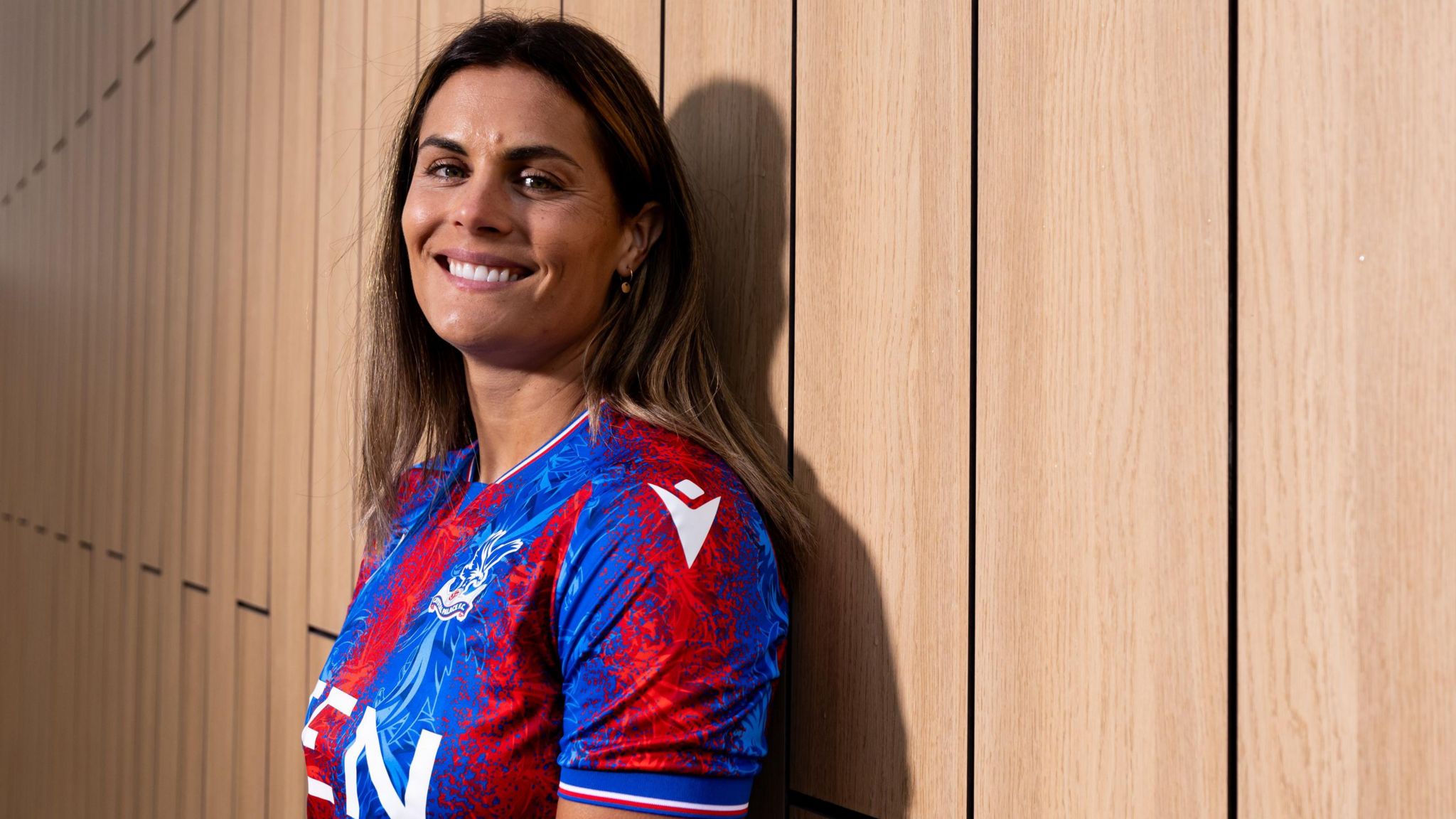 Katie Stengel mengenakan seragam Crystal Palace