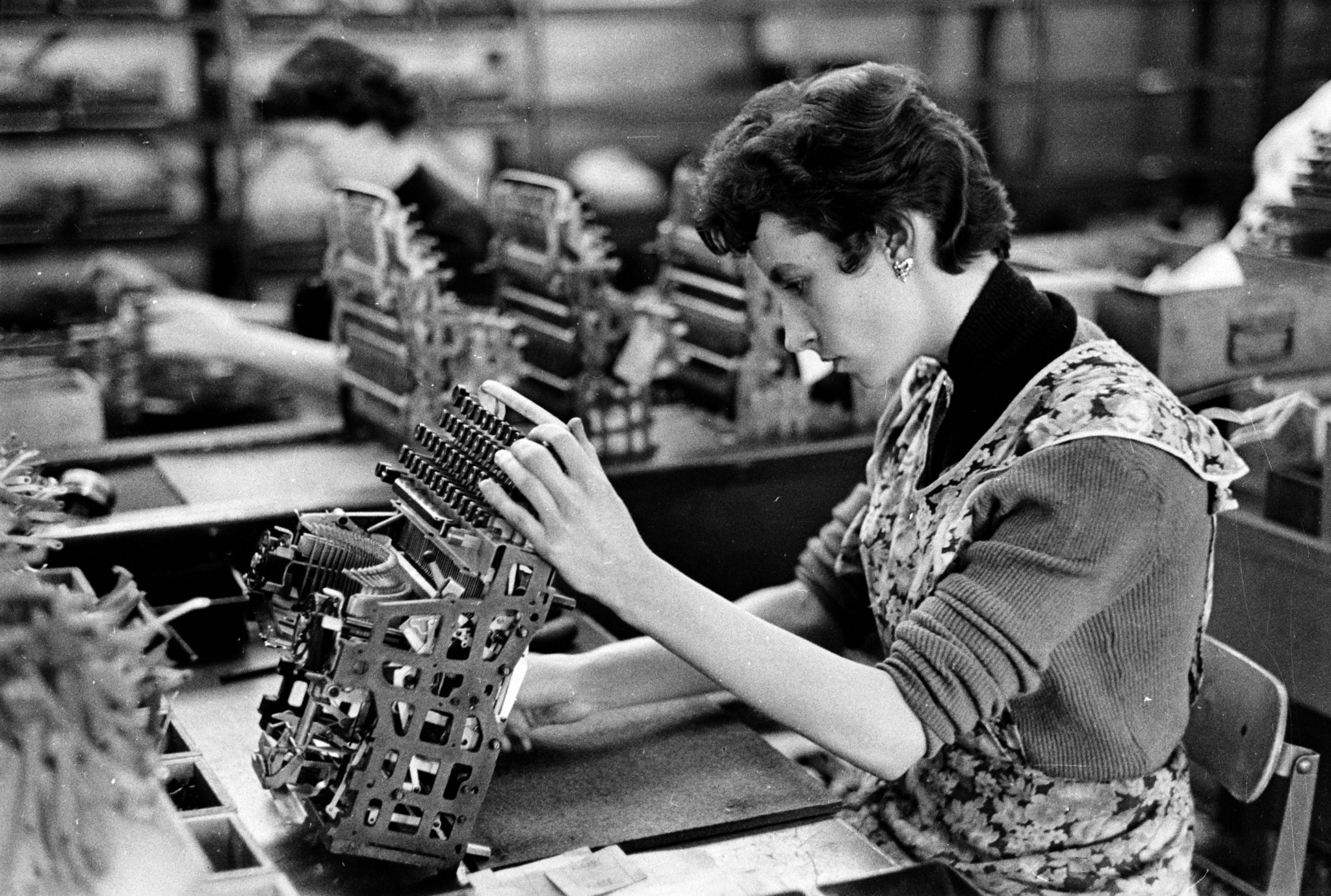 20th August 1955: A worker at the British Olivetti factory on the Queenslie Industrial Estate, Glasgow, assembling a portable typewriter. The factory is highly modernised and makes machines primarily for export to Australia, New Zealand and Africa. Original Publication: Picture Post - 7942 - Let Glasgow Flourish! - pub. 1955 (Photo by Haywood Magee/Picture Post/Hulton Archive/Getty Images)