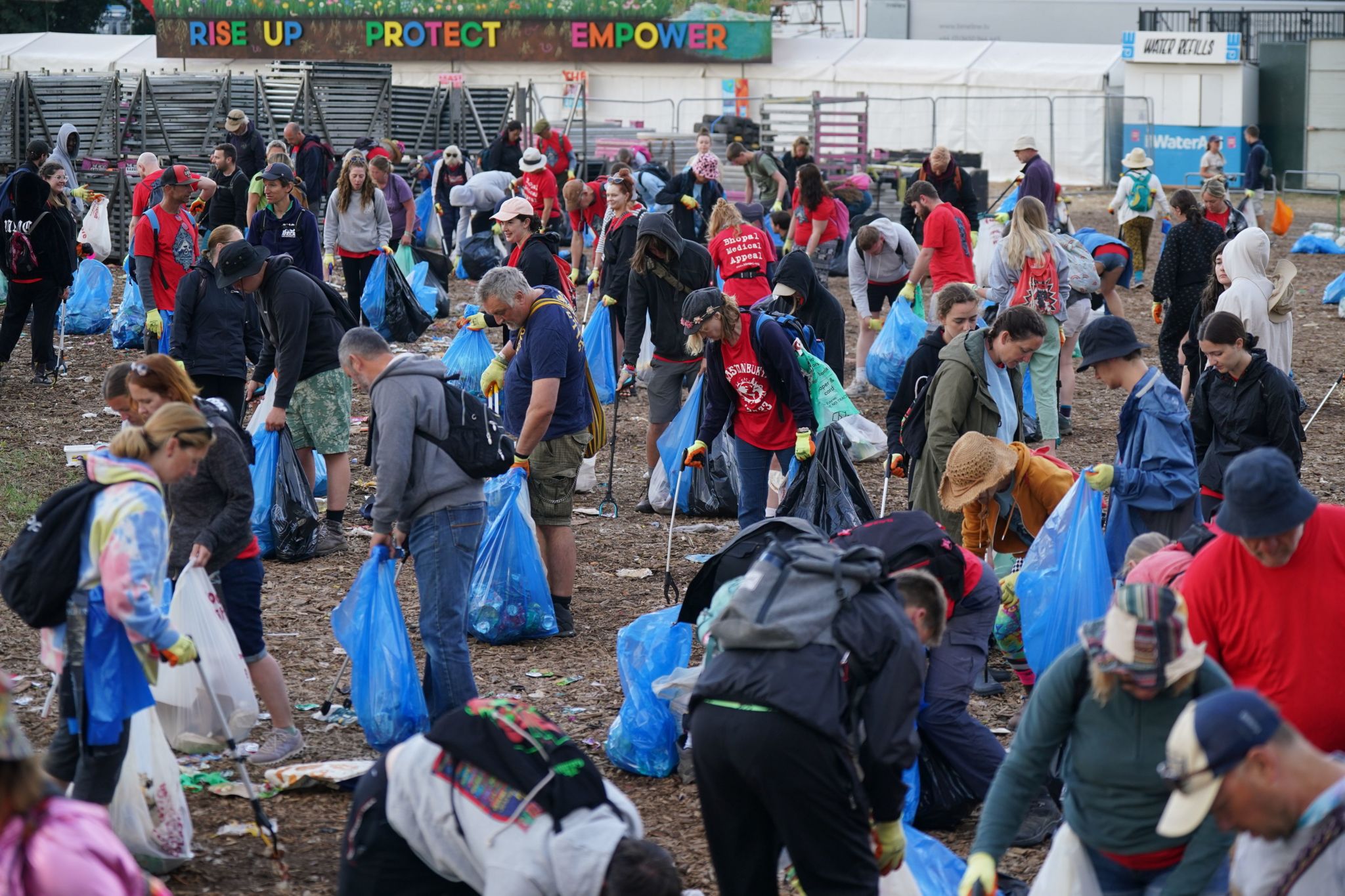 Gente vista durante la operación de limpieza en el Festival de Glastonbury en Worthy Farm en Somerset.